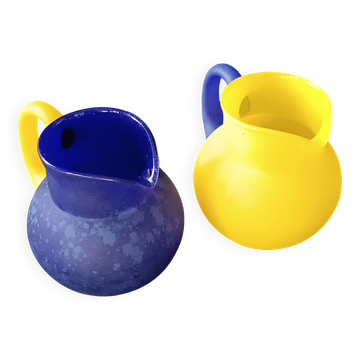 2 pichets en verre jaune et bleu, 1990