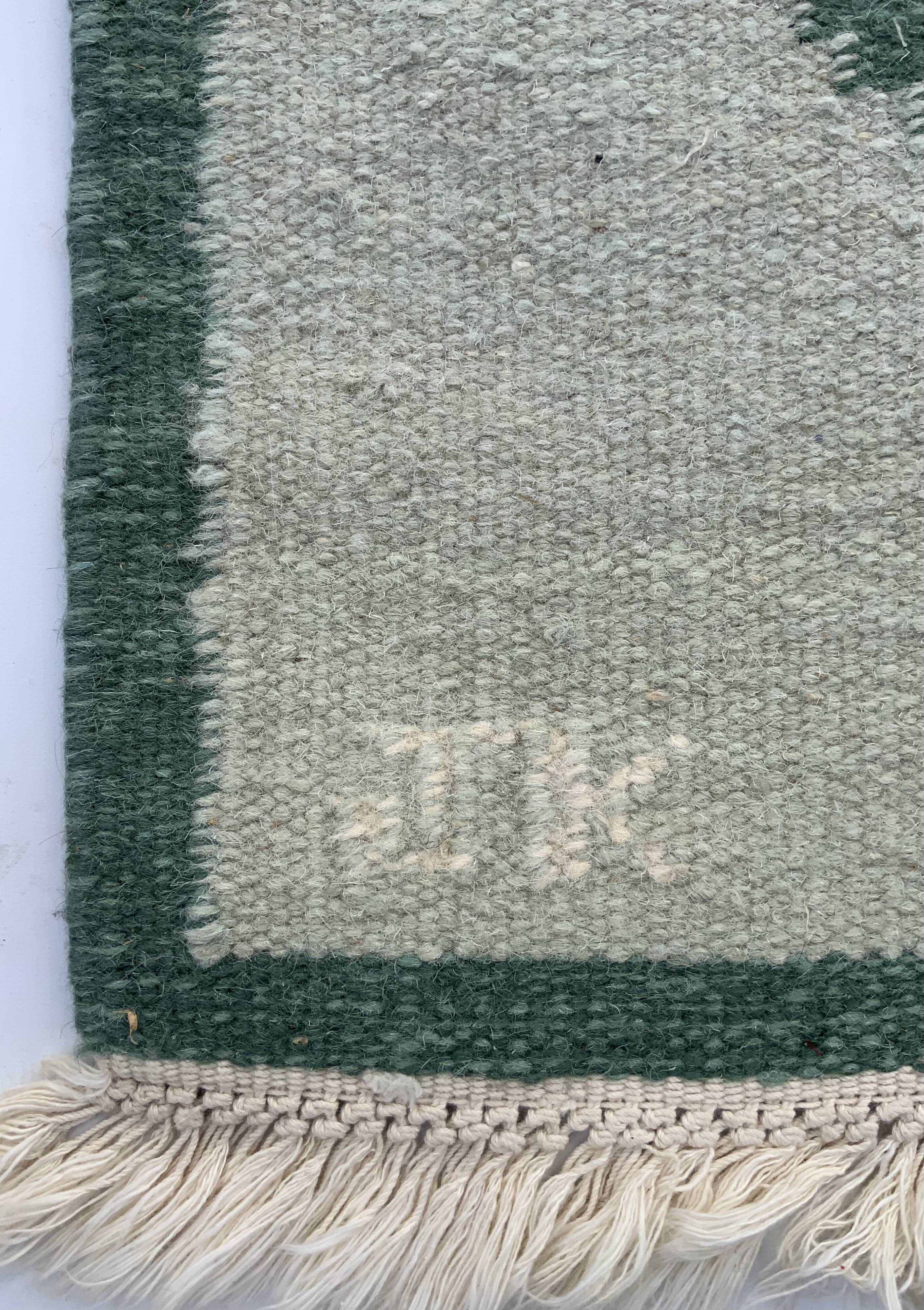 Tapis suédois en laine tissé à plat Kilim Rölakan en vert par Karin Jonsson 1960