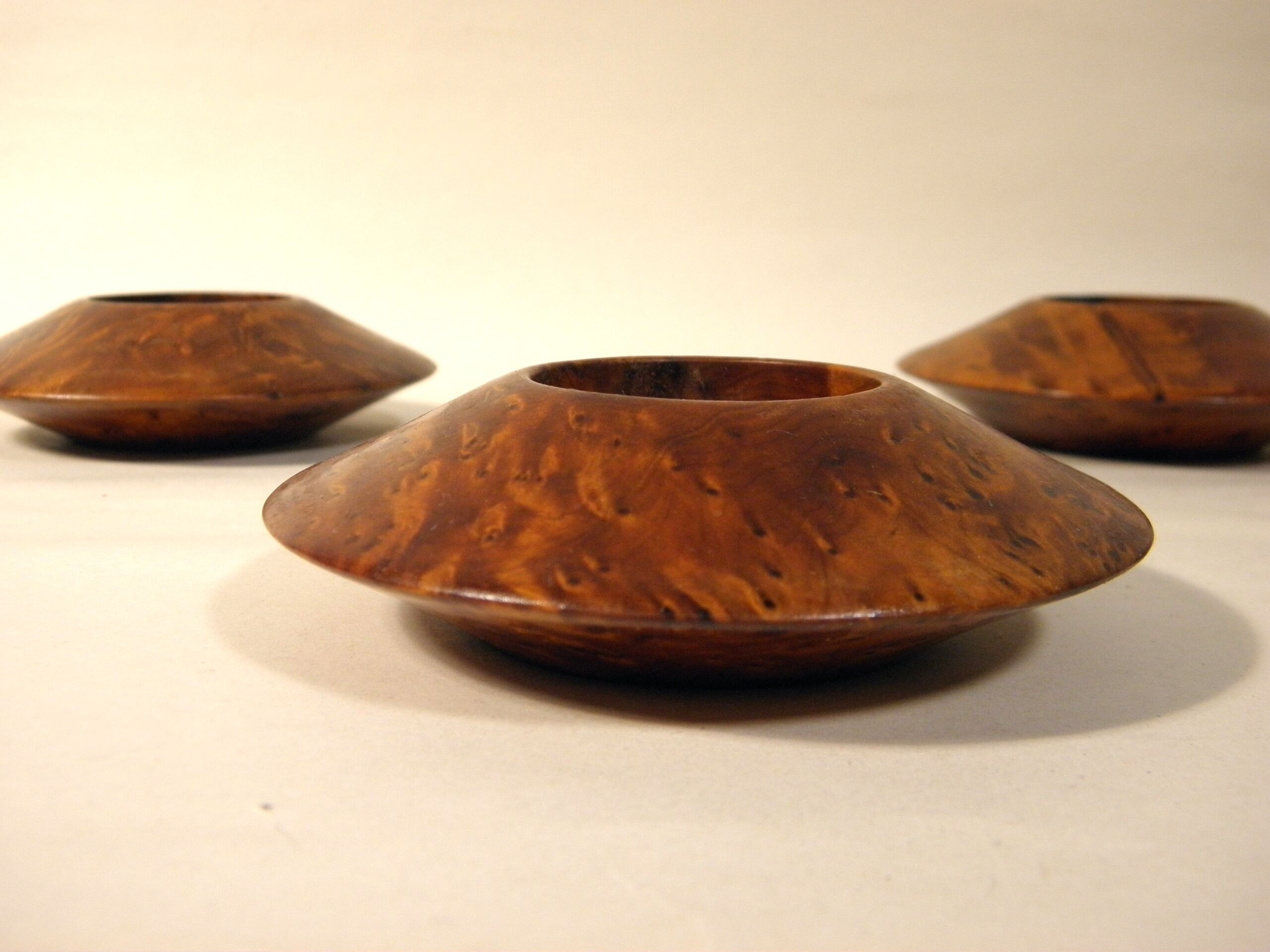 Lot of 4 candlesticks in thuya magnifying glass