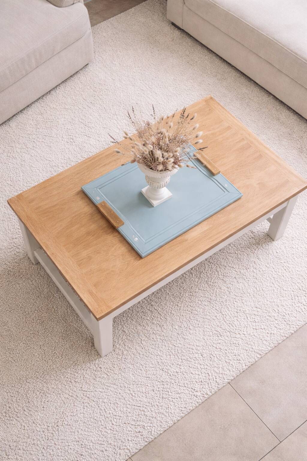 Table basse vintage en bois – esprit campagne chic.