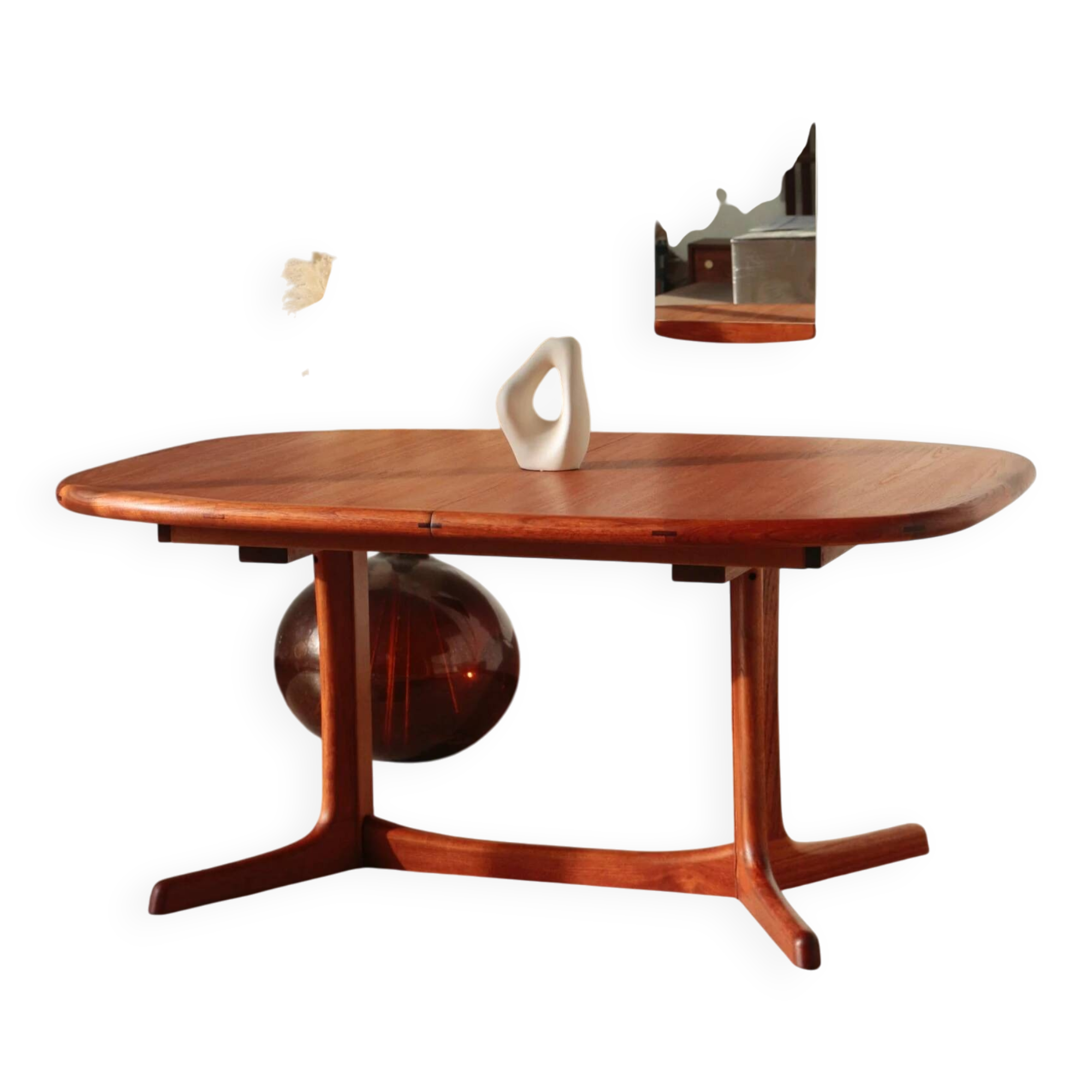 Vintage Dyrlund dining table in teak – the excellence of Danish design.