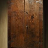 Armoire française du XVIIIe siècle 'fleur-de-lis'