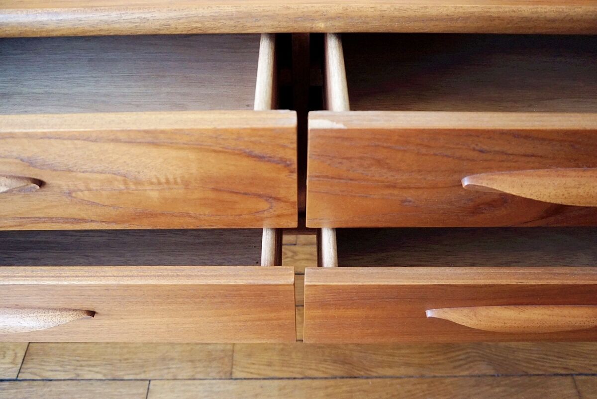 Teak sideboard of the Austinsuite house