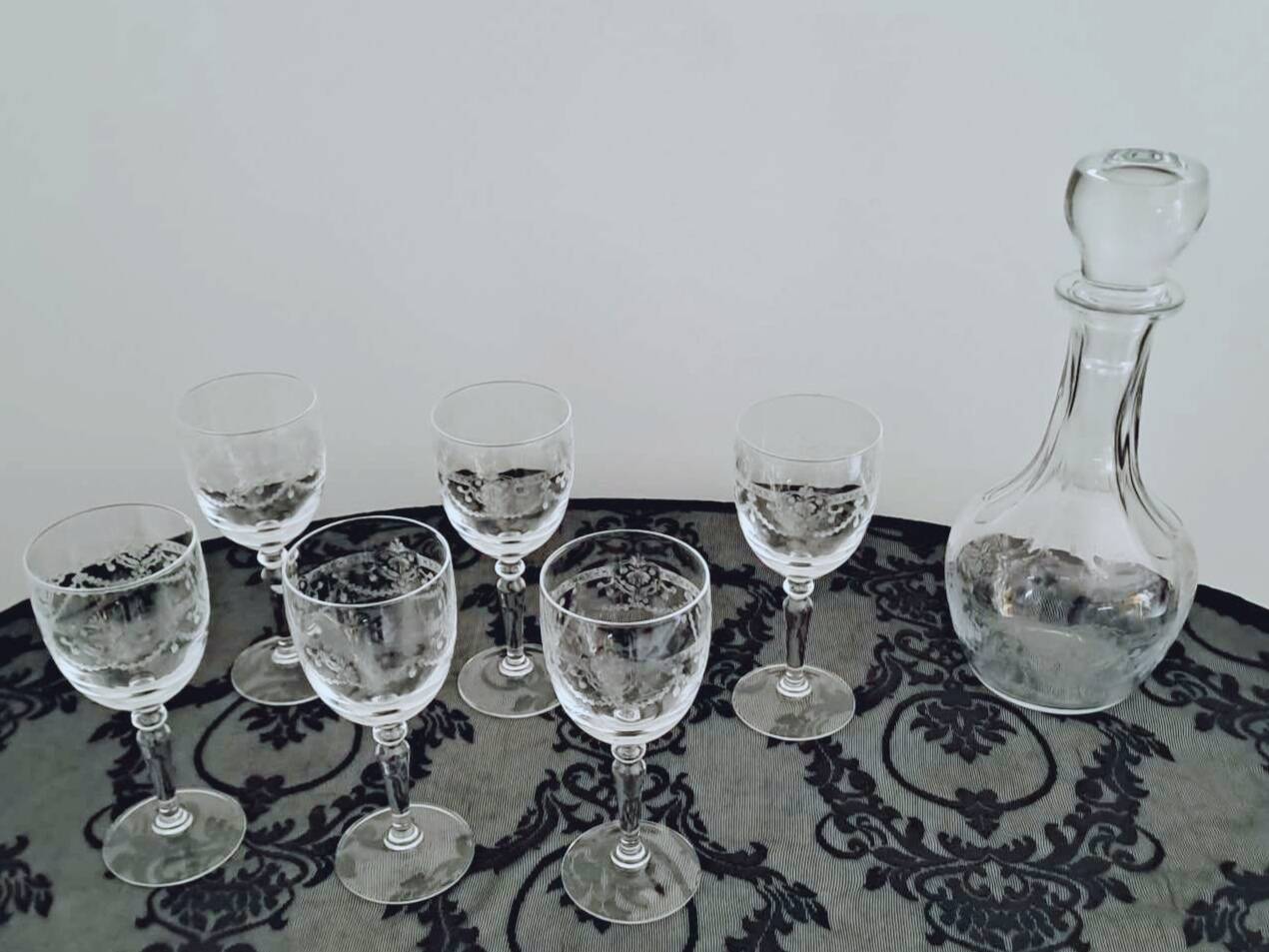 Set of 6 crystal glasses and a carafe