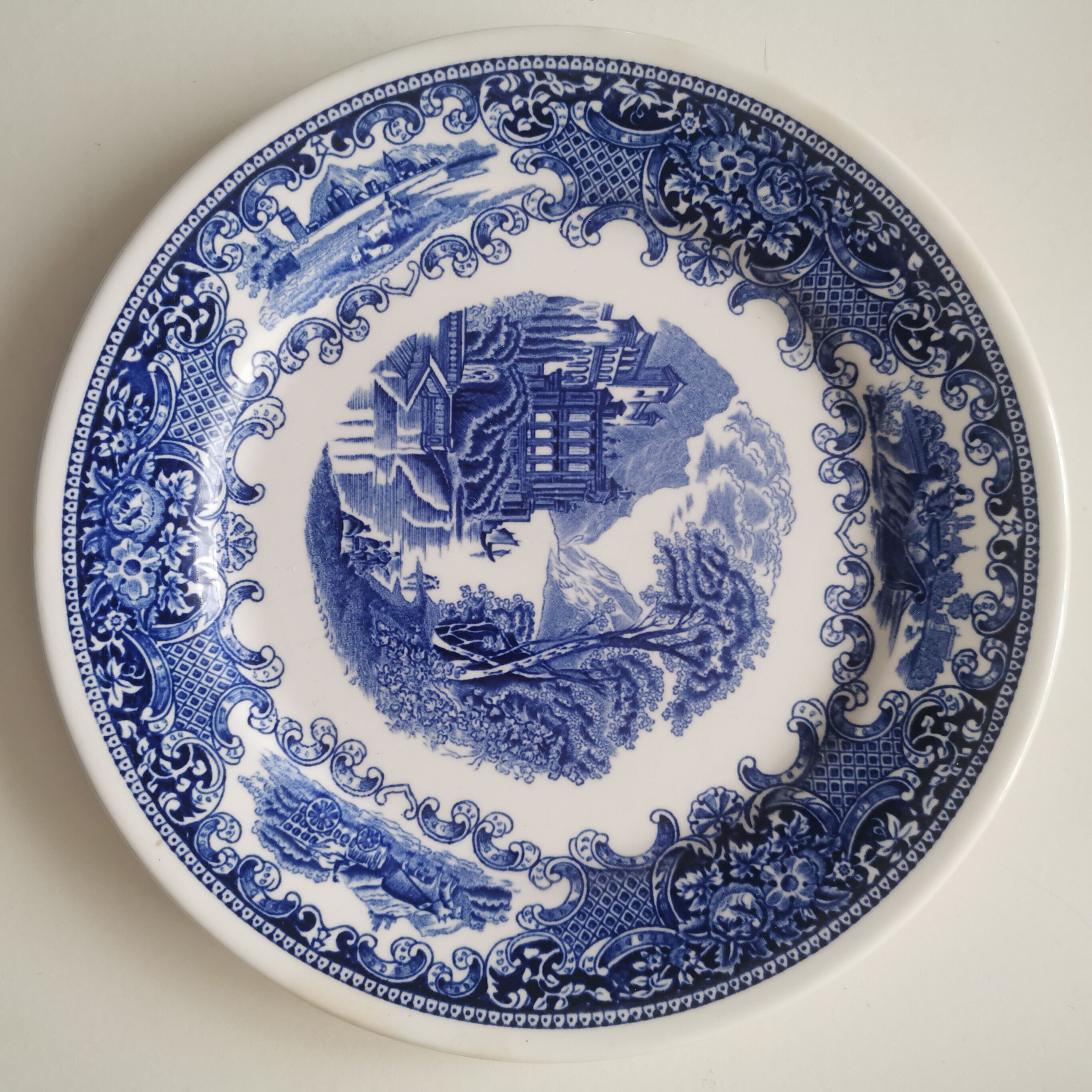 Earthenware dinner plate, Royal Sphinx Maastricht "Cambridge"