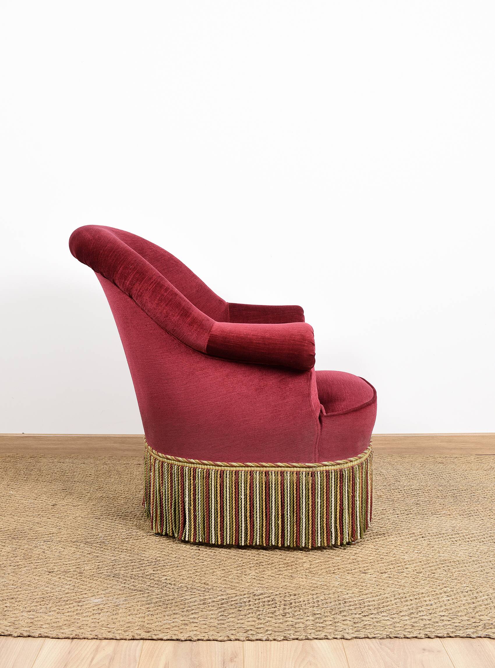 Sofa and pair of toad armchairs in red velvet.