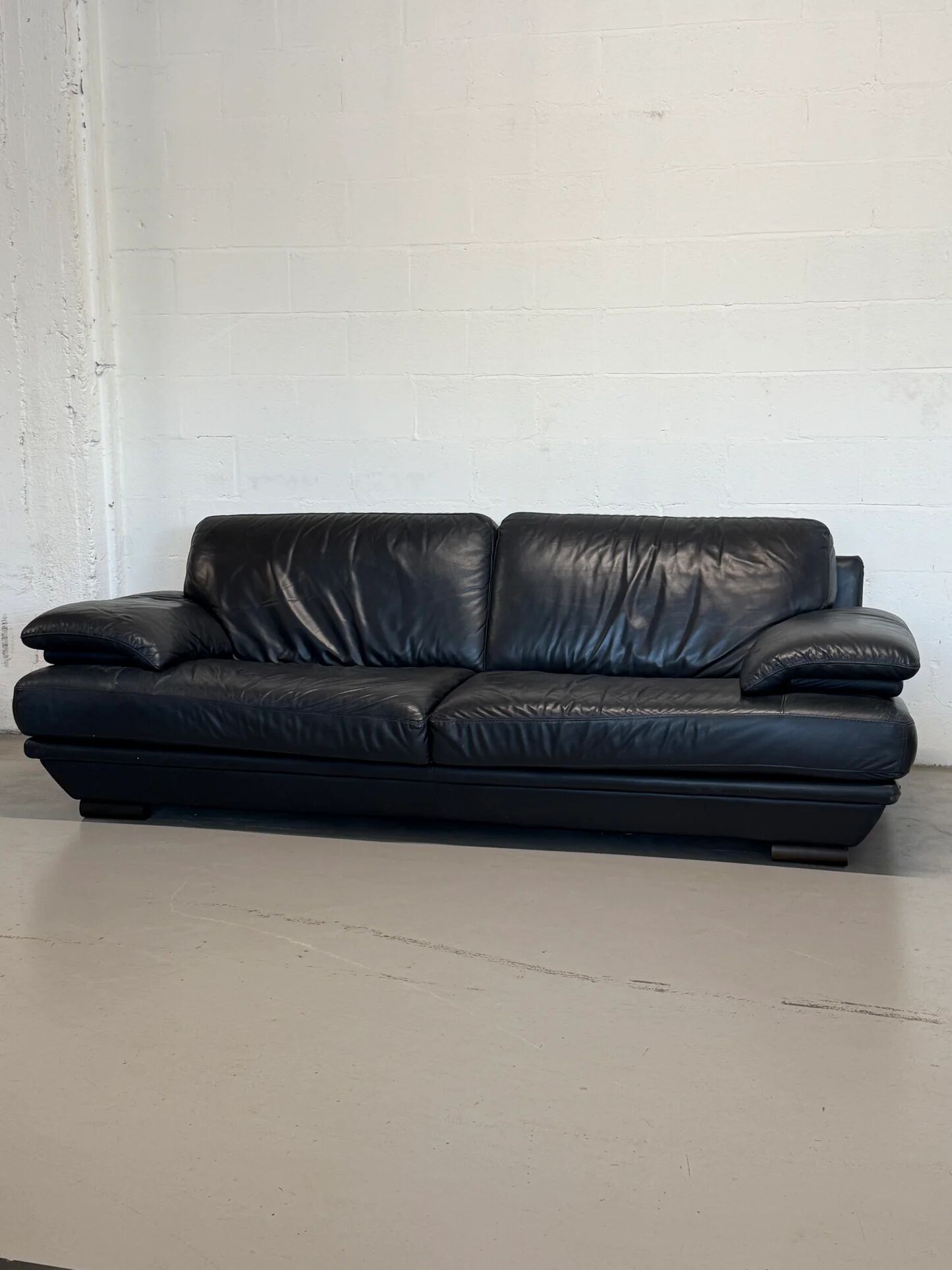3-seater navy blue leather sofa by Natuzzi