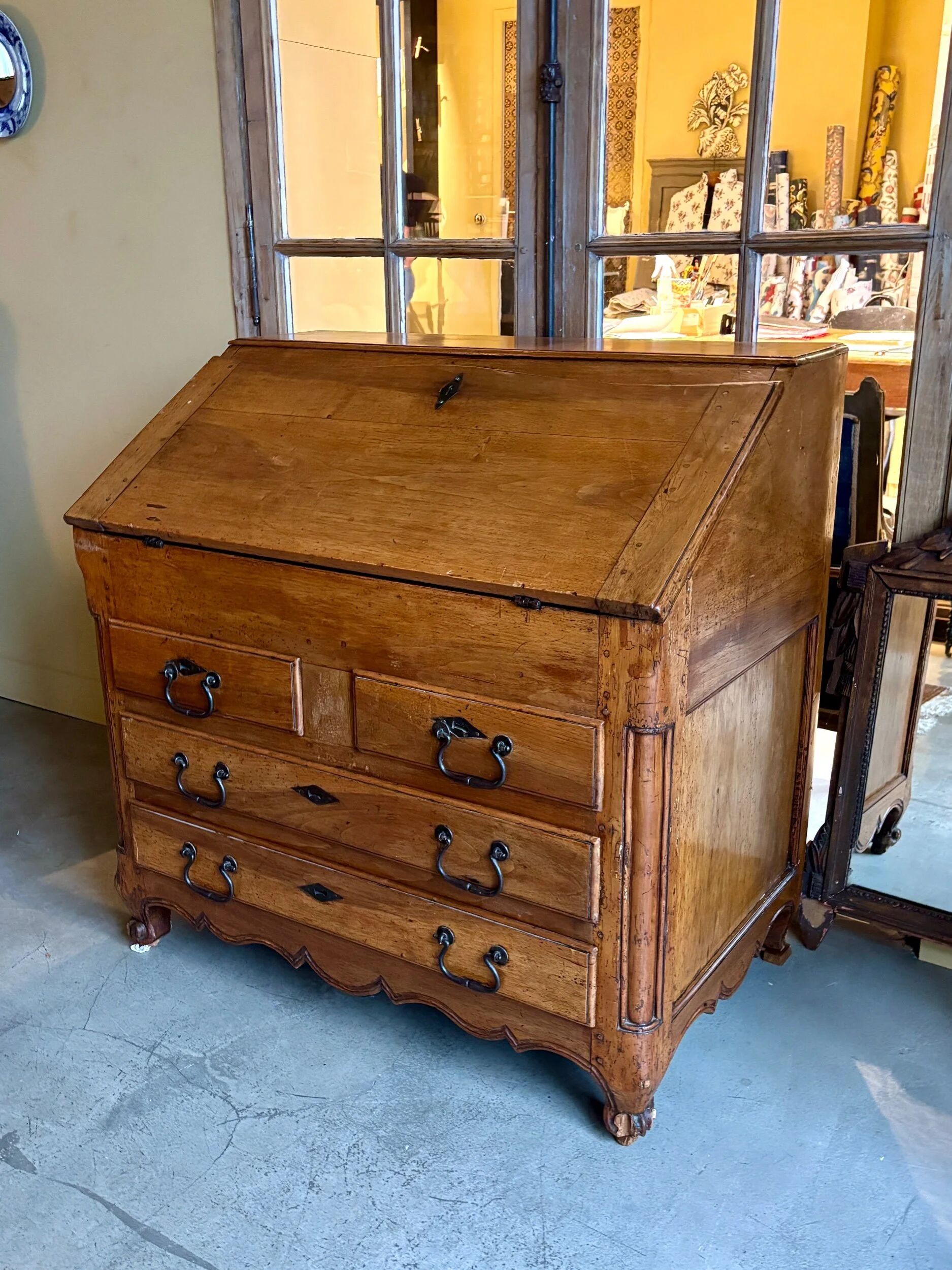 Secretary, sloped desk in walnut, 18th century ☐ 97.5 x 62 cm