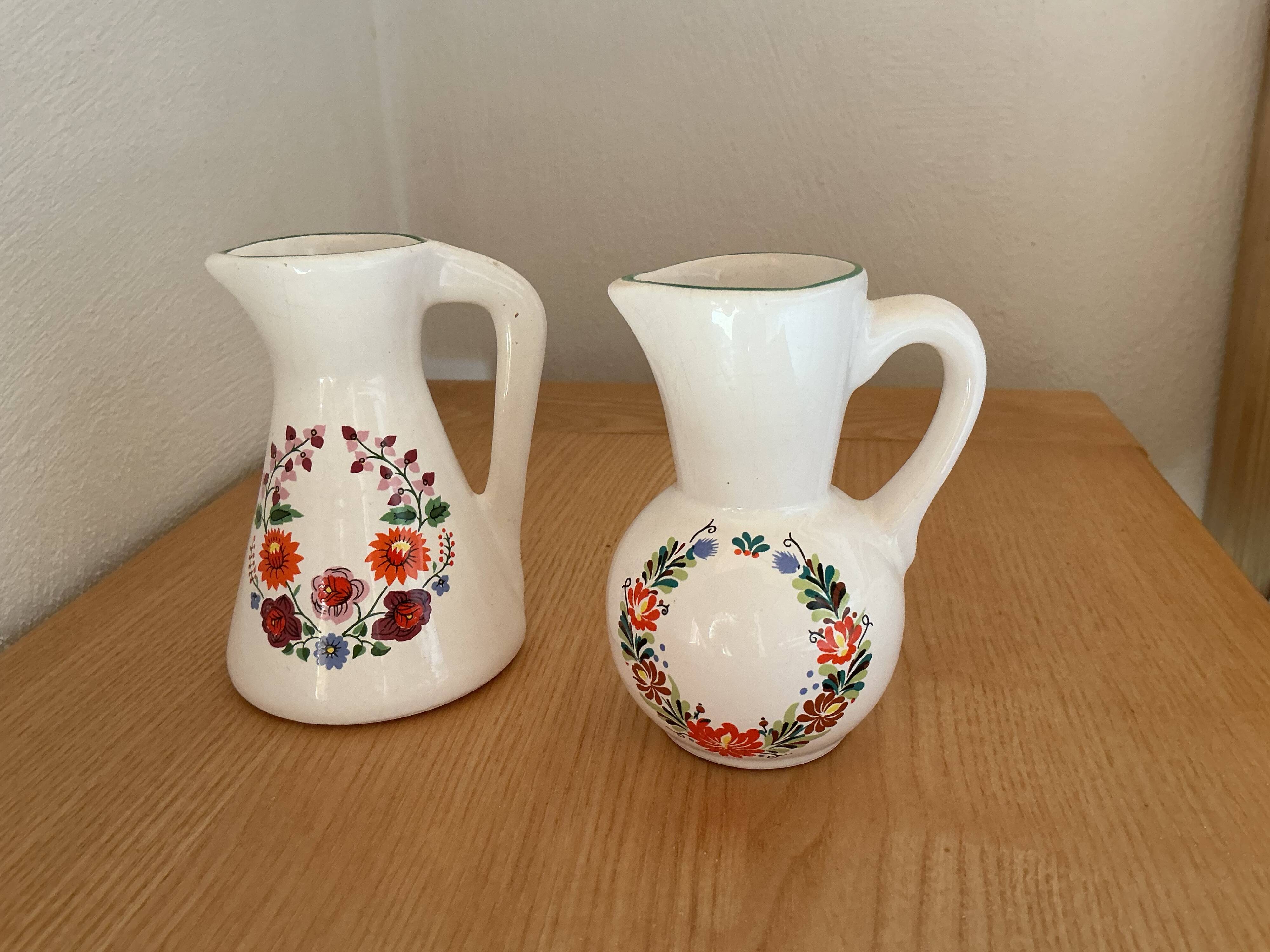 2 pots à lait décor floral (hauteur 9,5 cm )