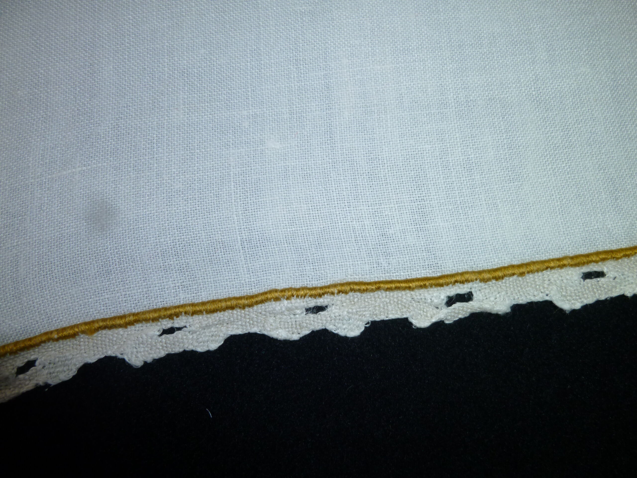 Hand embroidered linen nape 1.95 x 1.70 m