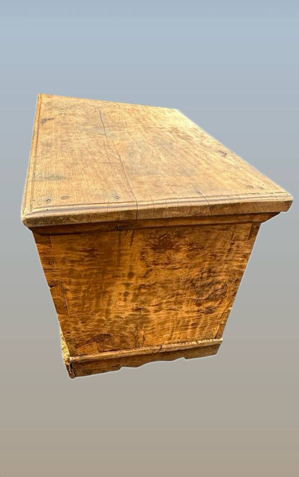 Magnifique coffre de mariage ancien en bois sculpté