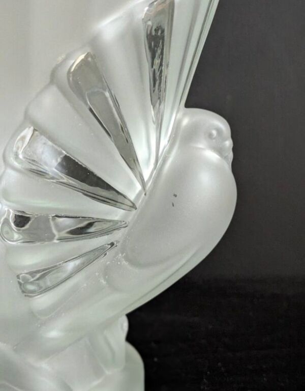 Vase aux ''colombes'' opalescent Art Déco