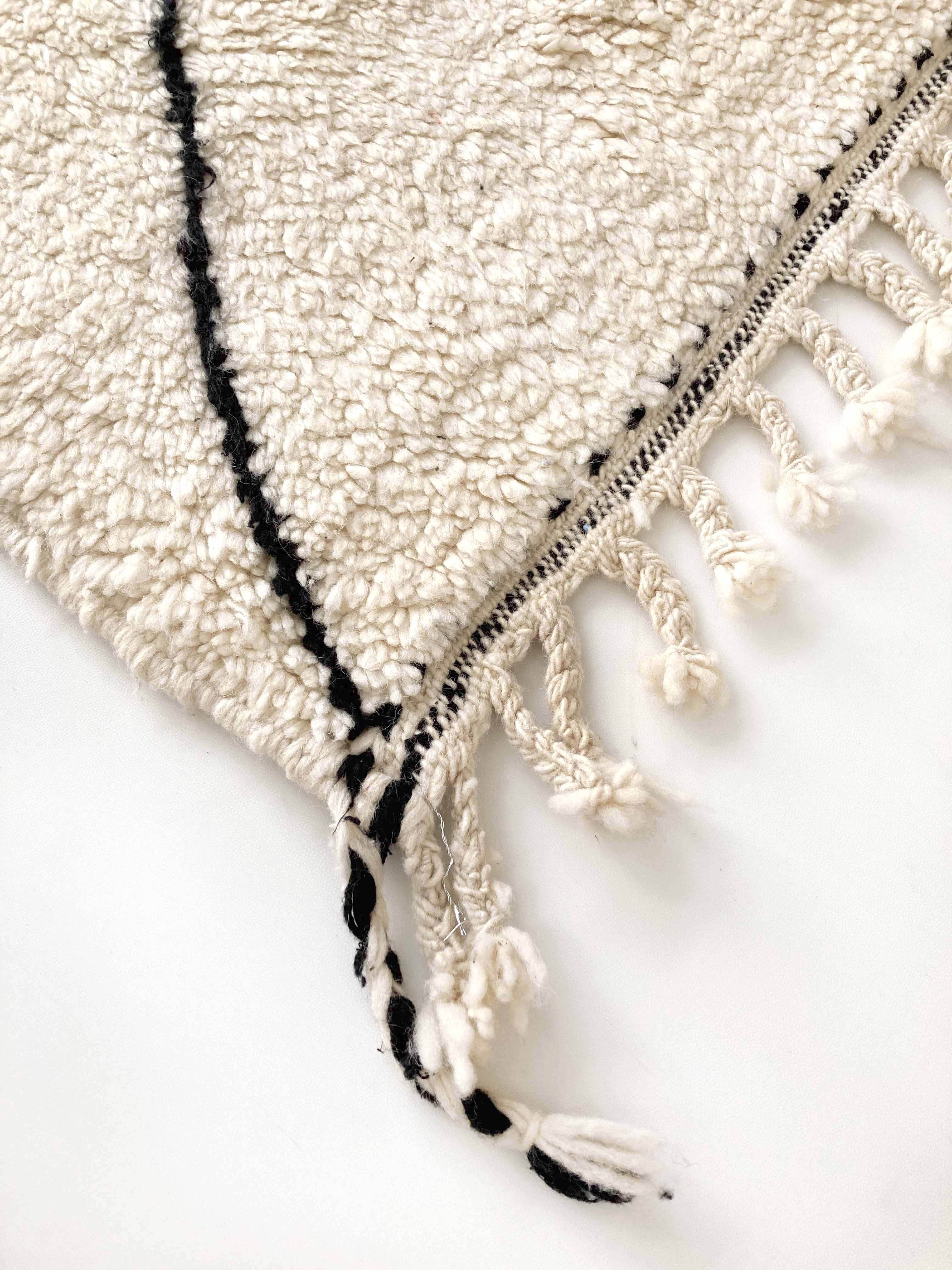 Berber carpet Beni Ouarain with black diamonds 306x199cm