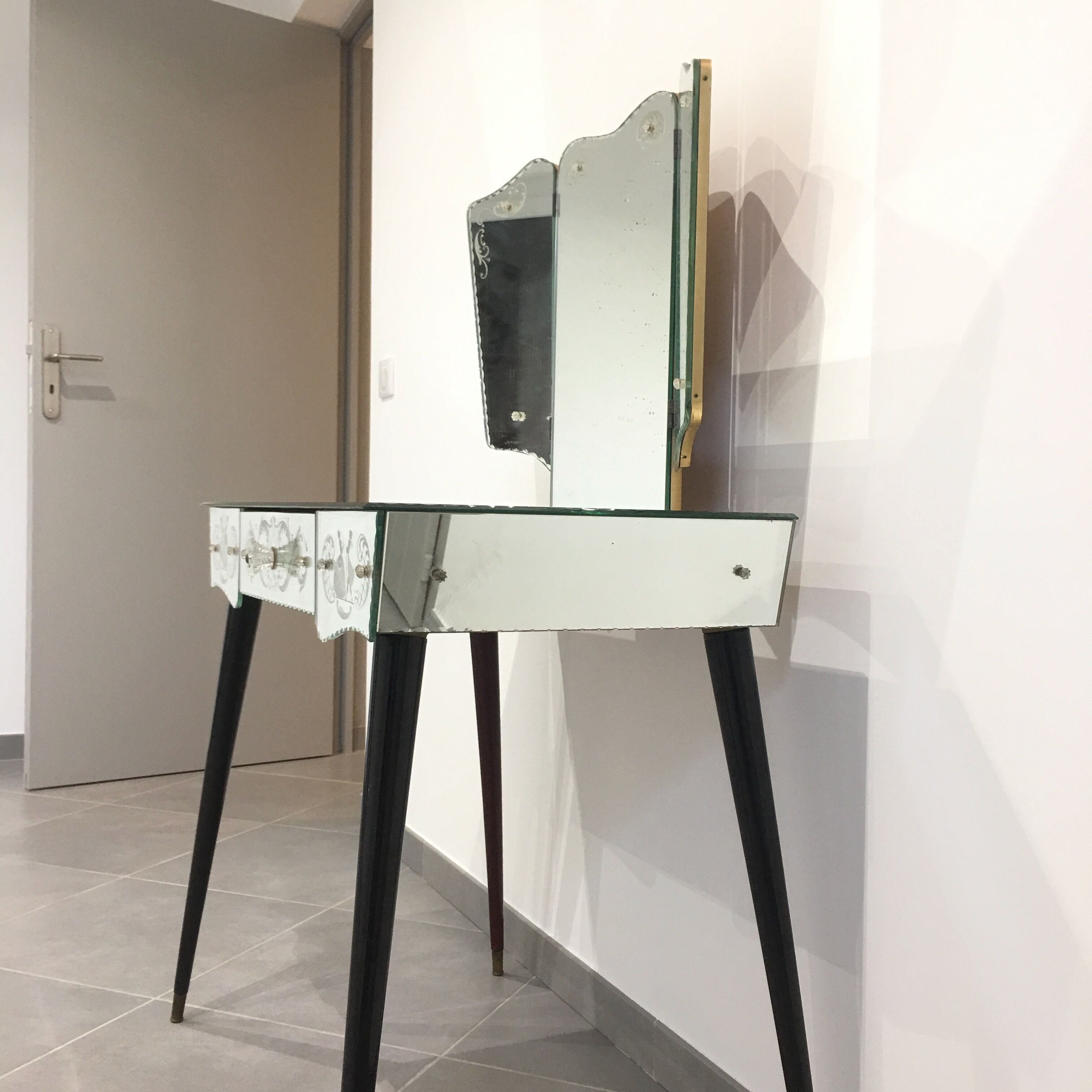 Dressing table vintage art déco in mirror