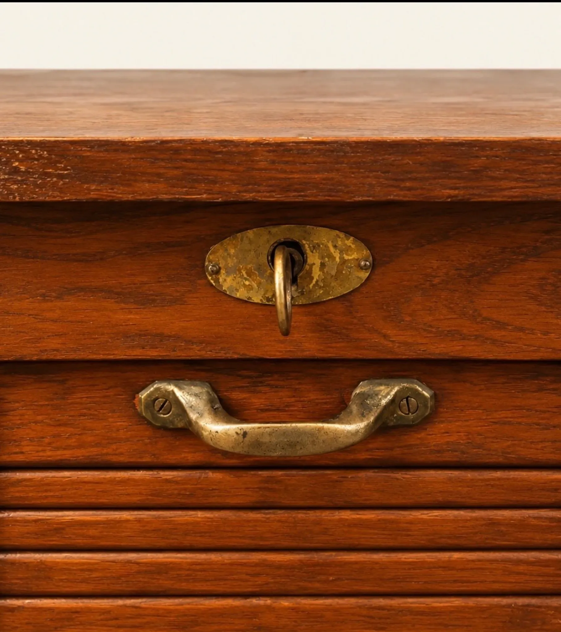 Classic curtain cabinet in solid oak and brass – Office 1900