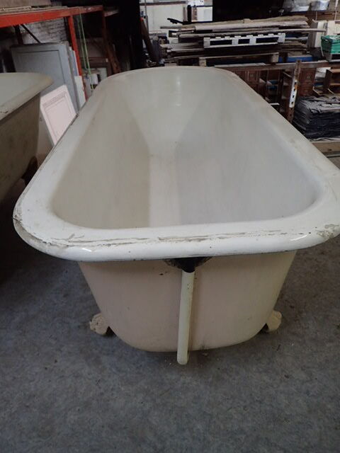 Cast iron island bathtub, on eagle-begged feet