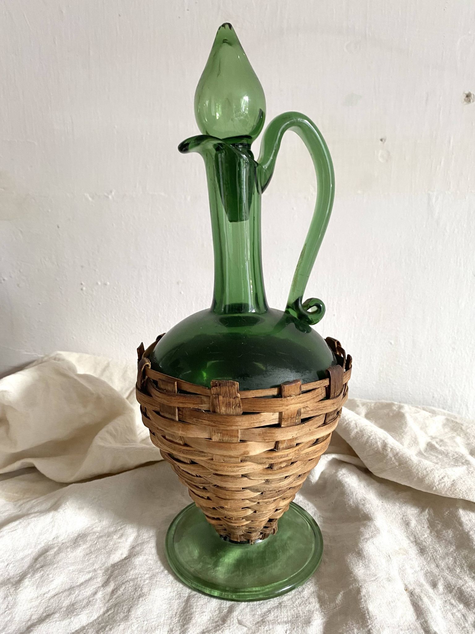 Carafe italienne vintage en verre et osier