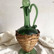 Carafe italienne vintage en verre et osier