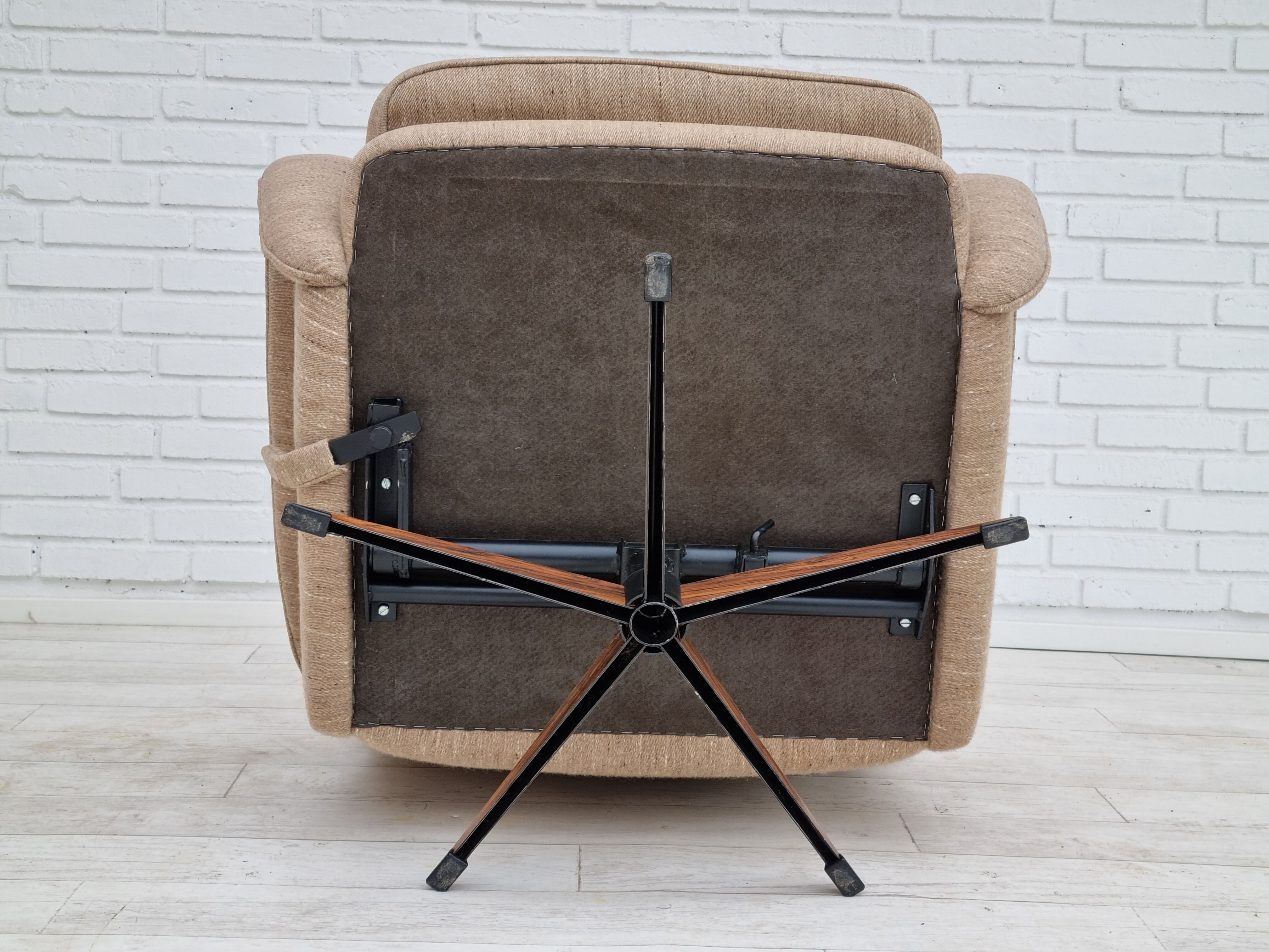 Fauteuil pivotant et son repose-pieds, laine