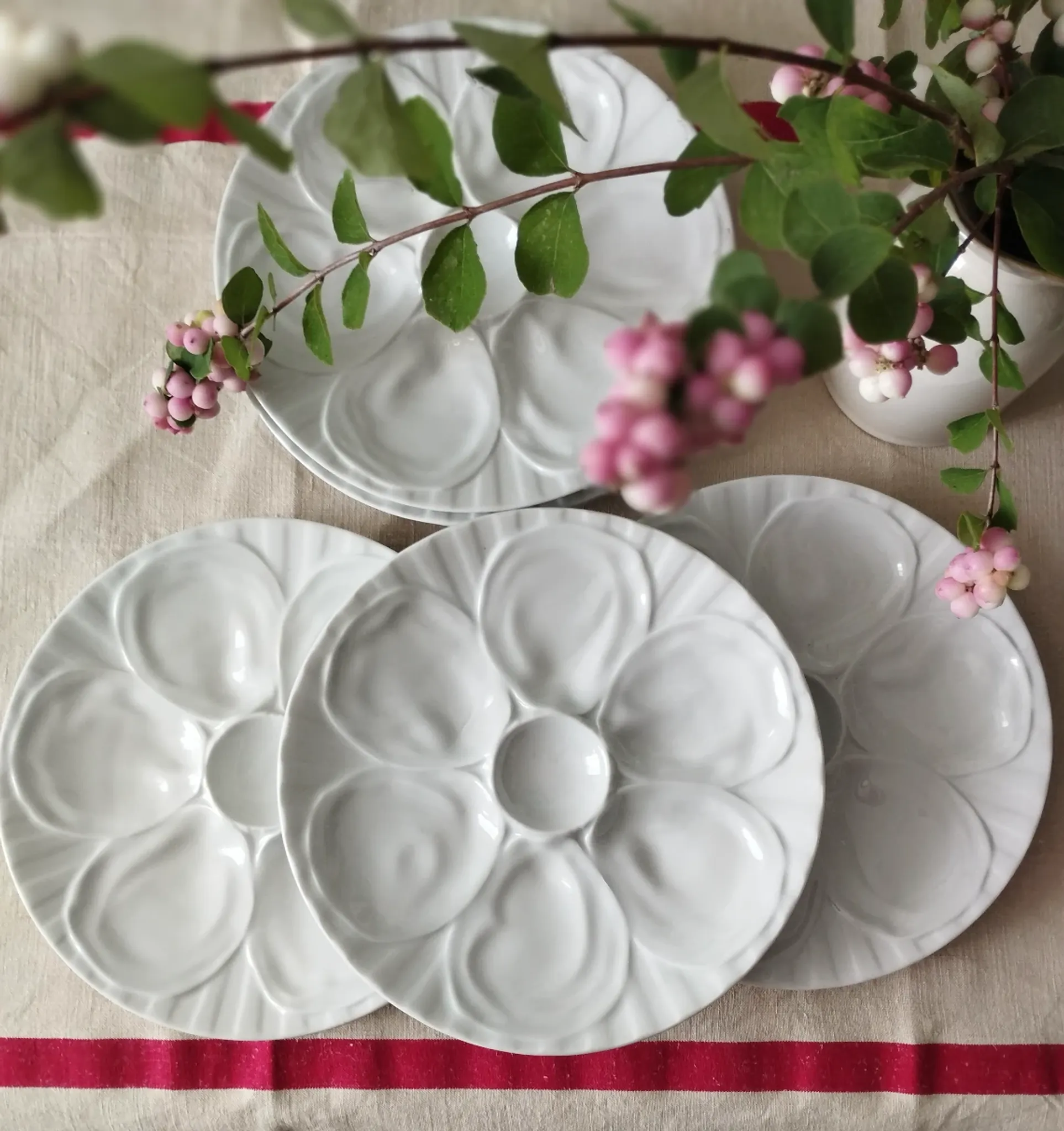 Set of 6 oyster plates in porcelain by Pillivuyt.