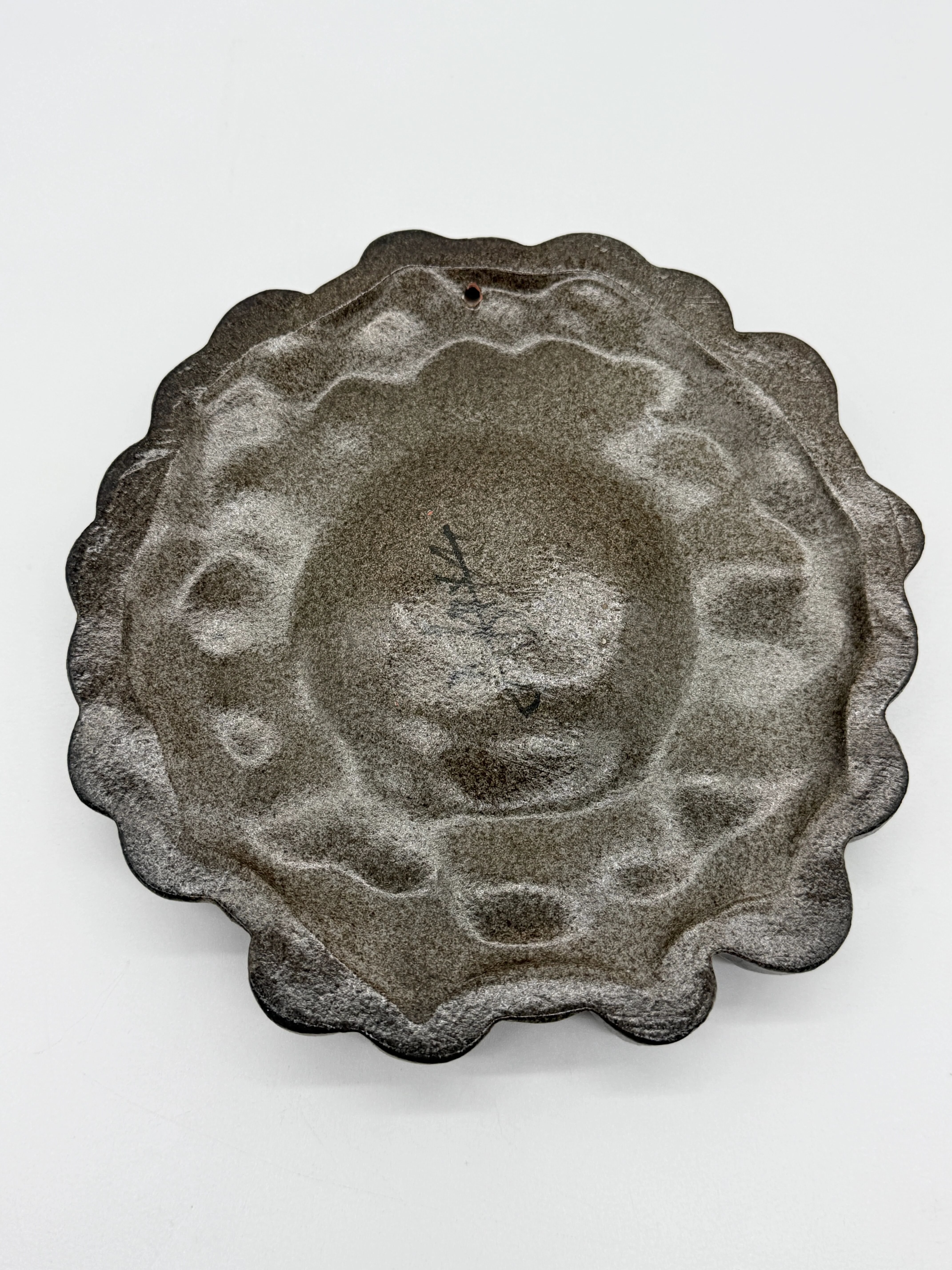 Céramique murale « visage solaire » — signée, circa 1970