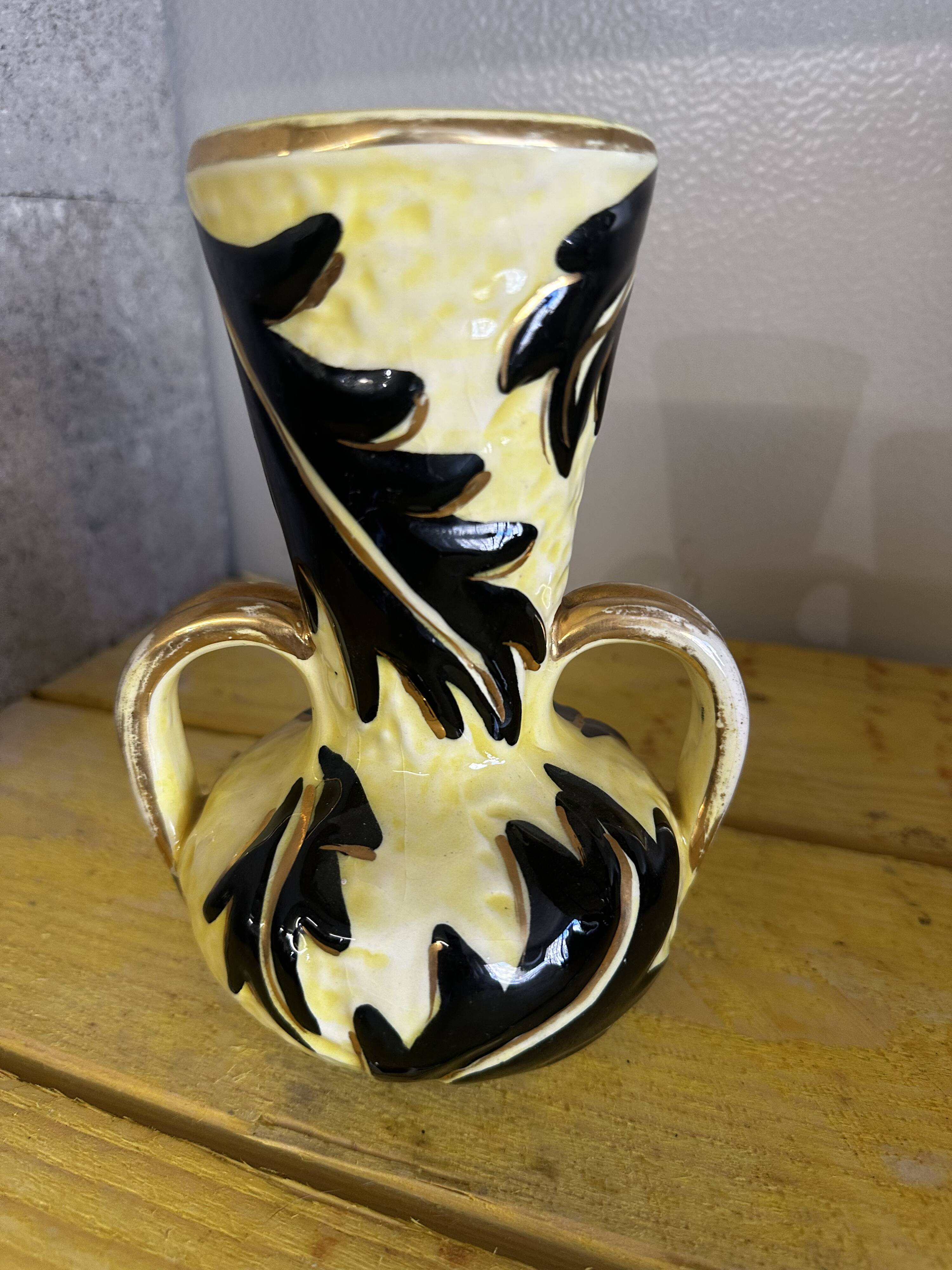 Vase en céramique jaune et noire à décor de feuilles, Vallauris signé JTF numéroté 519