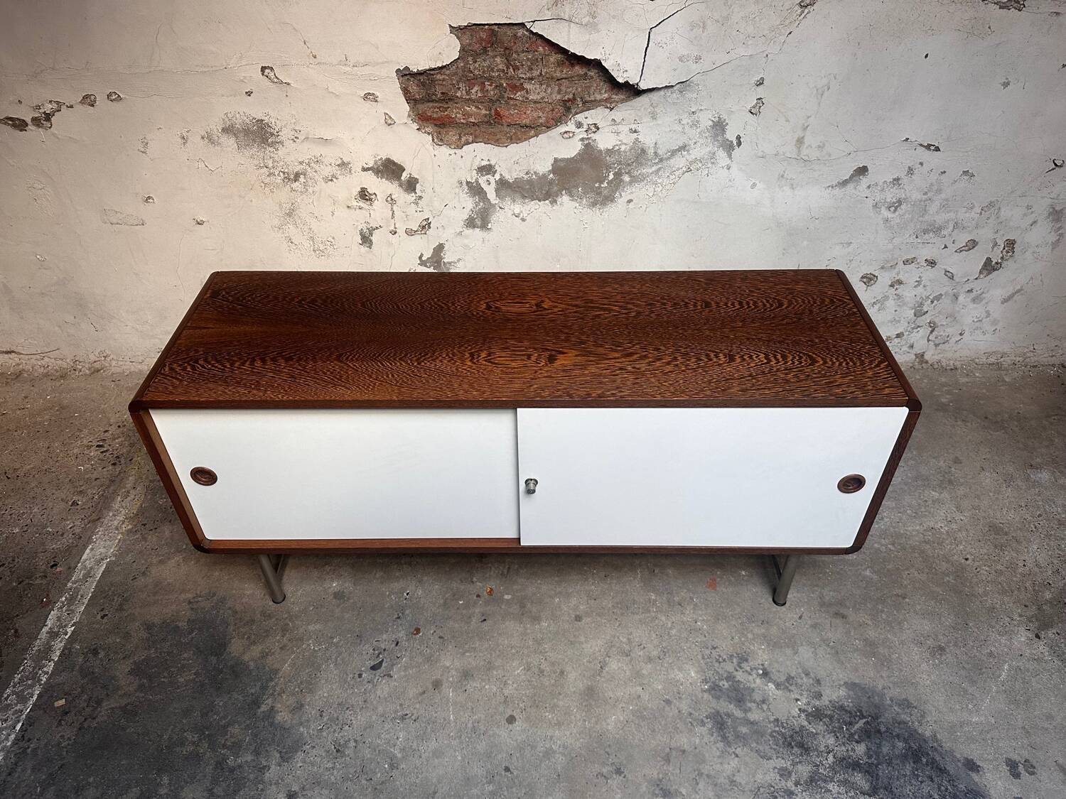 Buffet vintage Pastoe – Placage wengé et portes coulissantes blanches
