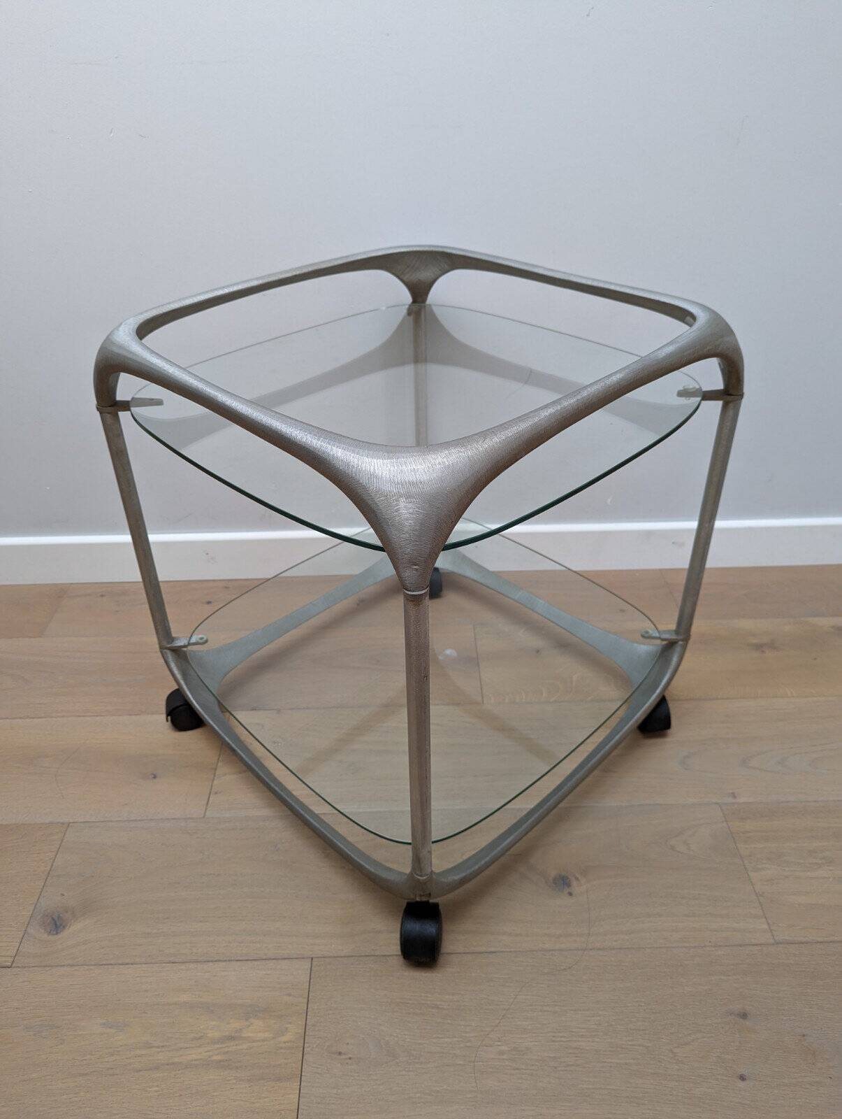 Table d'appoint du milieu du siècle par Lorenzo Burchiellaro en aluminium avec des étagères en verre.