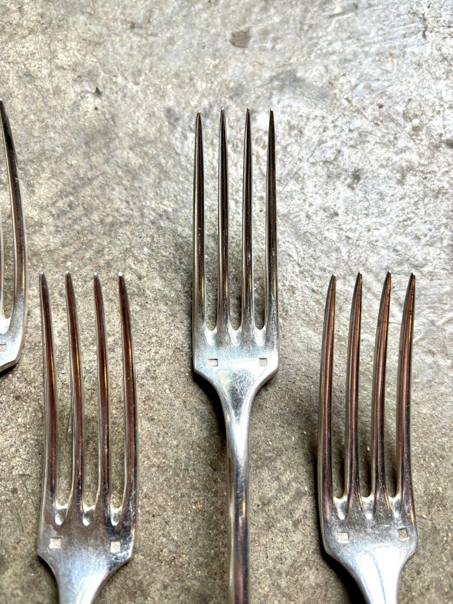 4 fourchettes en métal argenté
