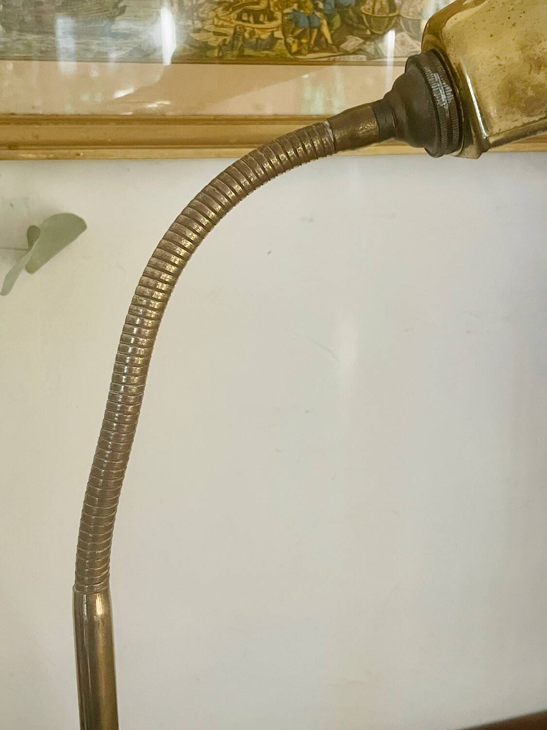Flexible brass shell lamp