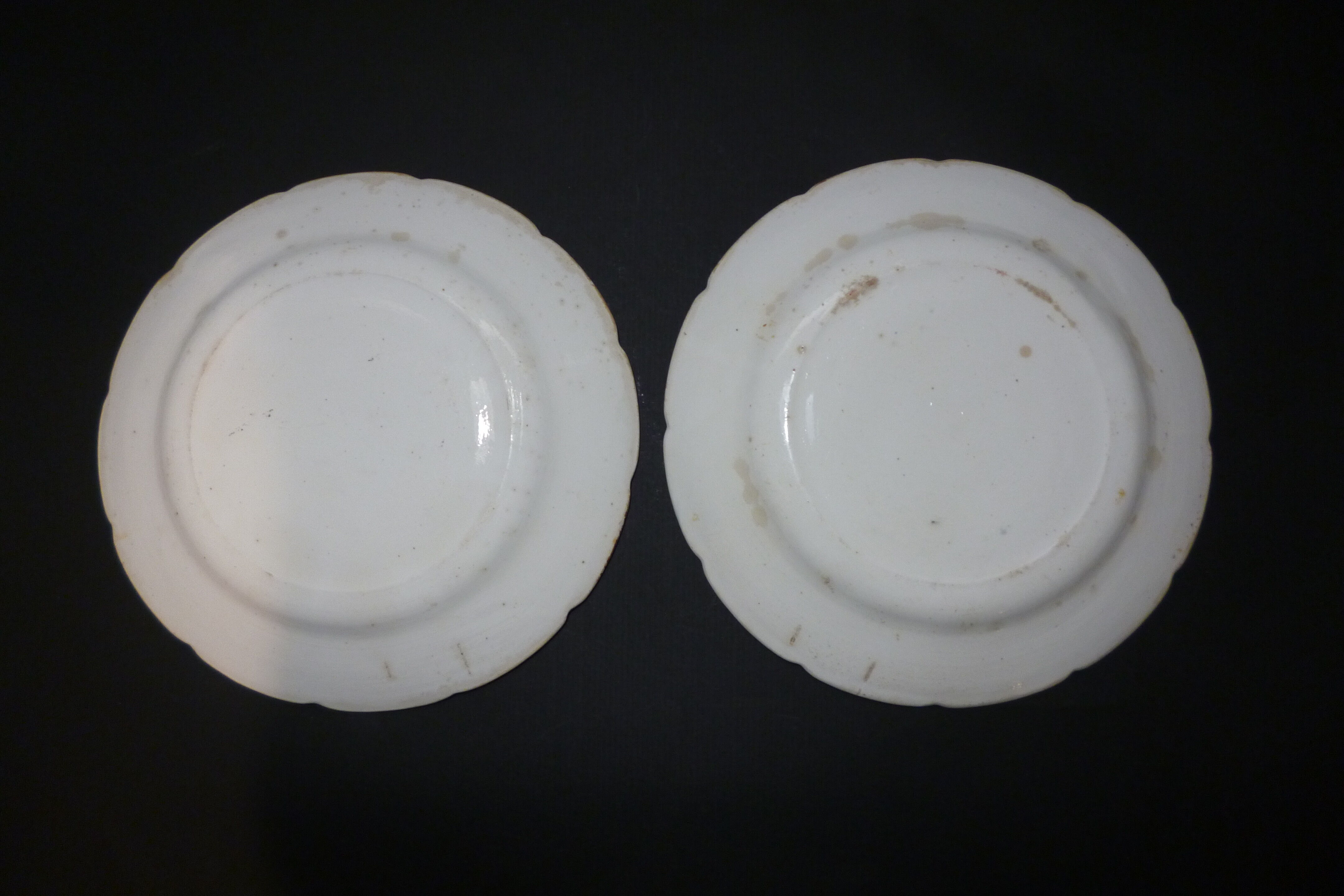 Pair of old chantilly plates (?) blue flower seedlings 18th probable