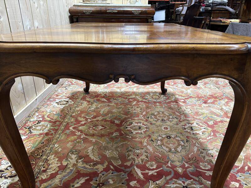 Table à manger en noyer de style Louis XV