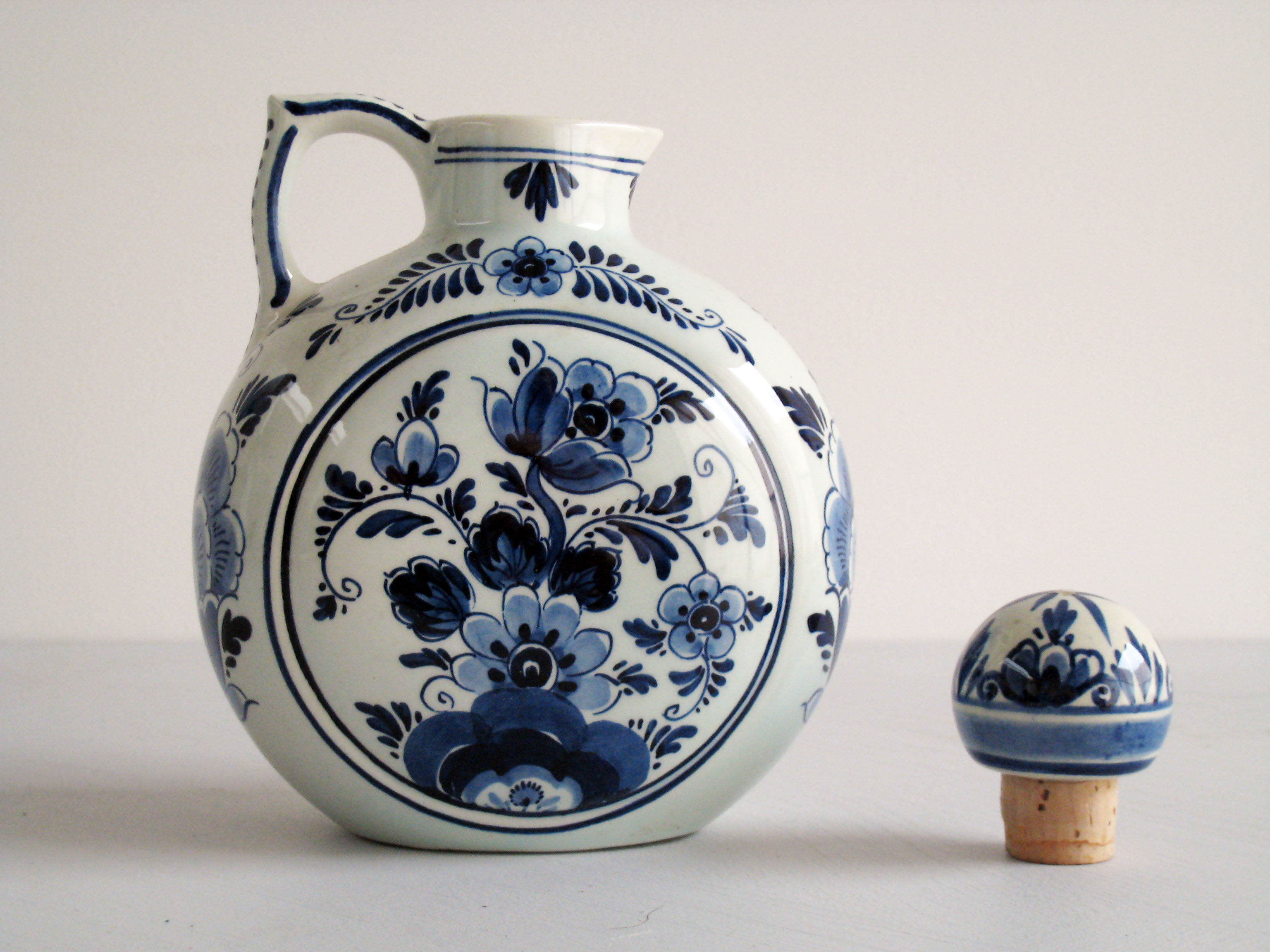 Ceramic bottle delft blauw