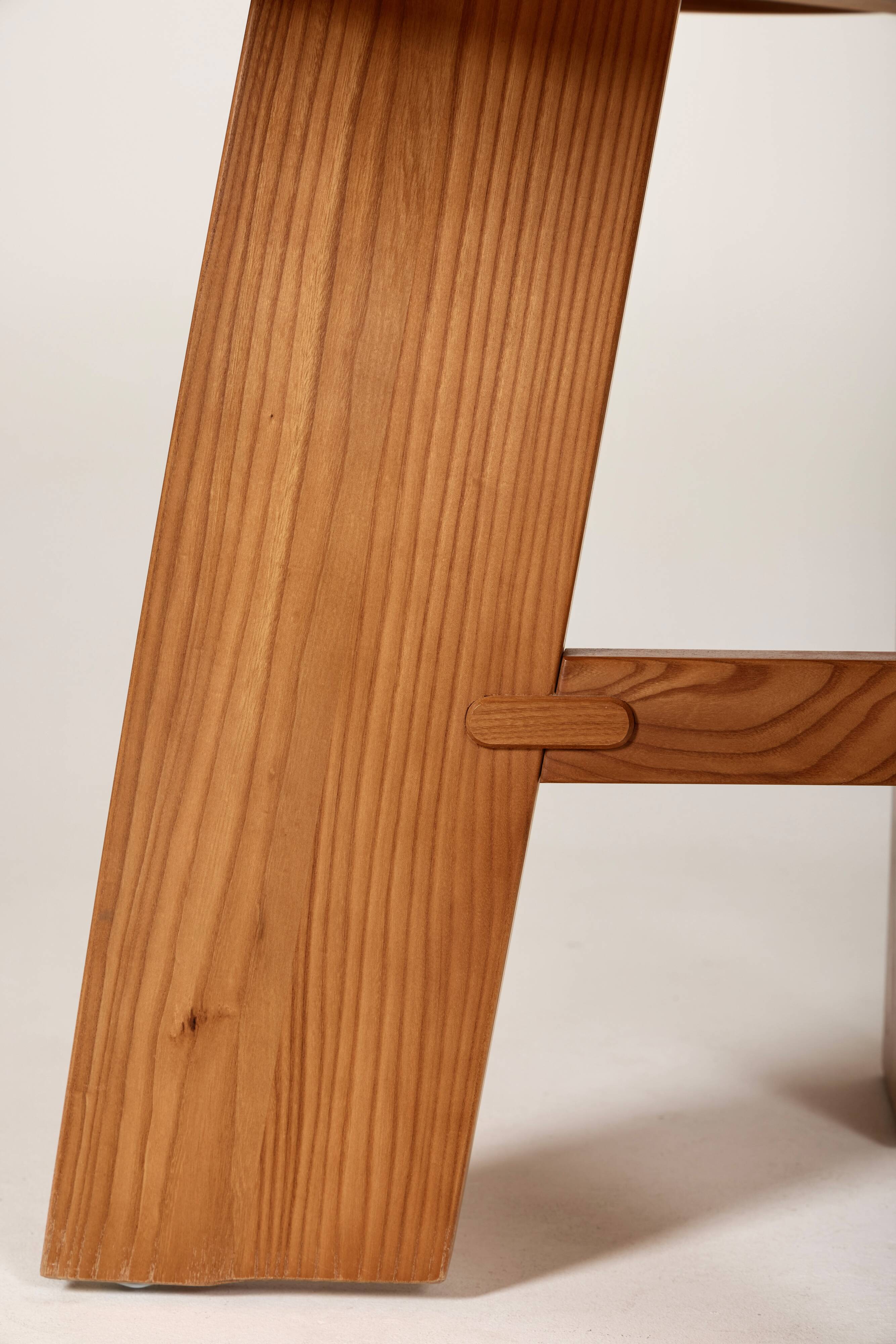 Table  de salle à manger en orme, 1970s