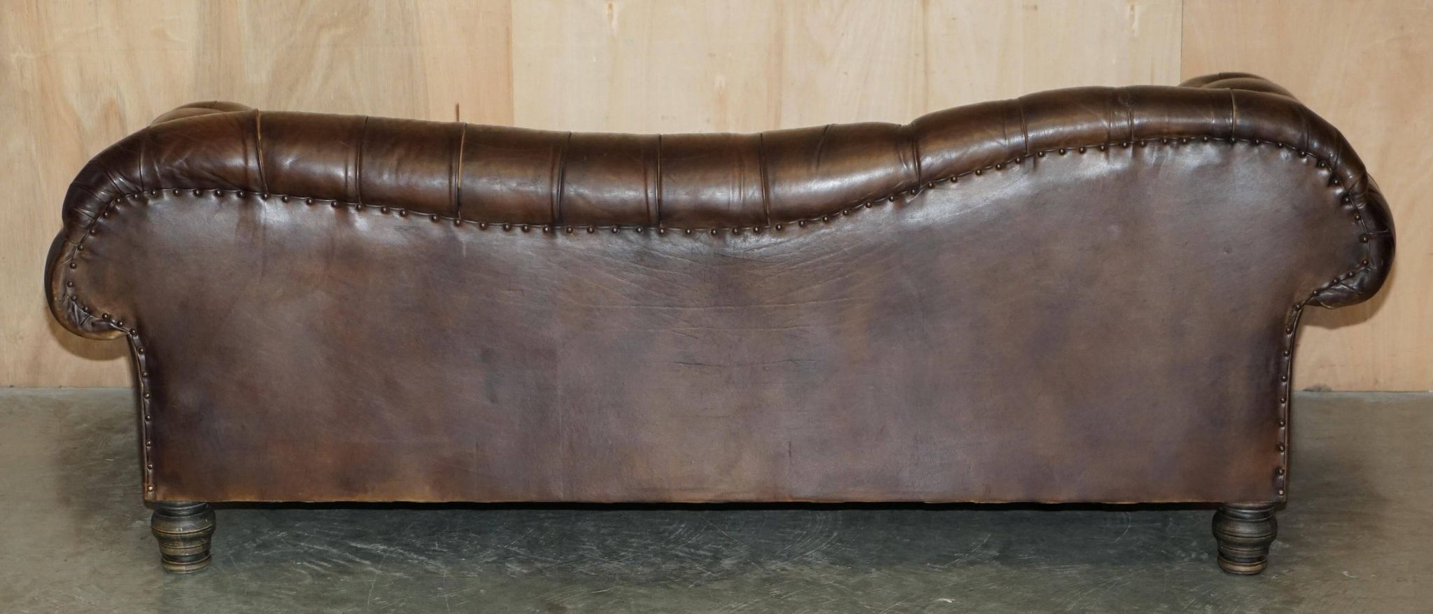 Vintage oversized Chesterfield canapé in hand-dyed leather.