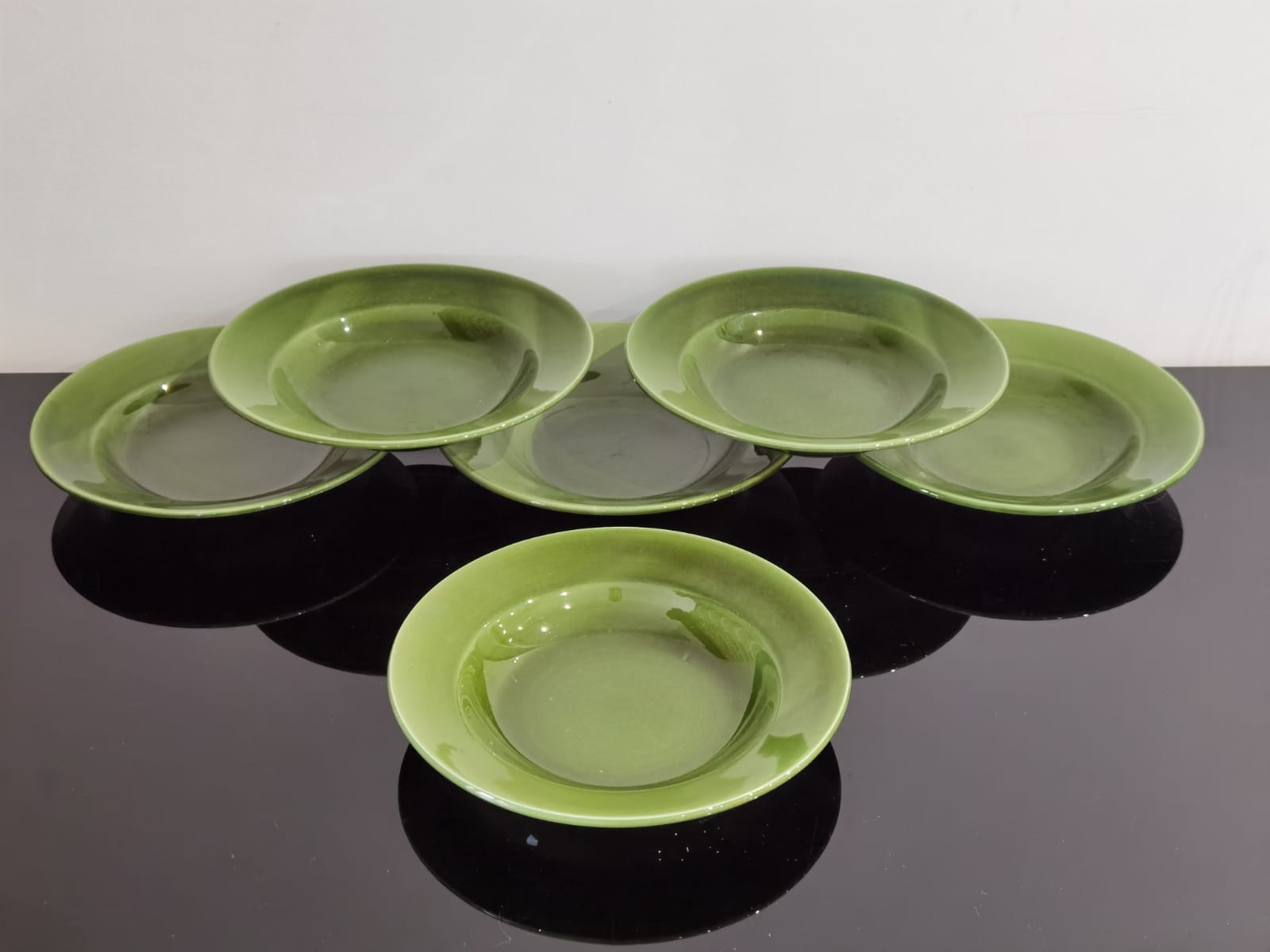 Hollow plates in glazed glazed ceramic green