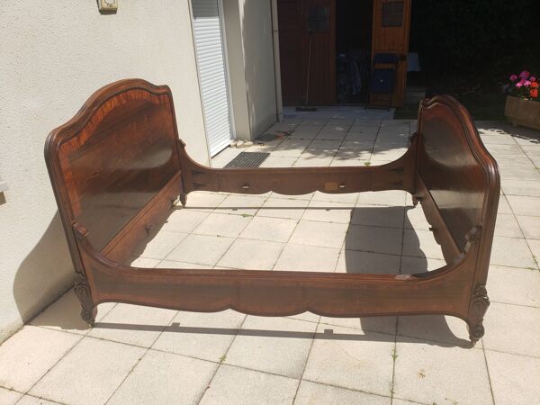 Lit en noyer massif et loupe de noyer très ancien