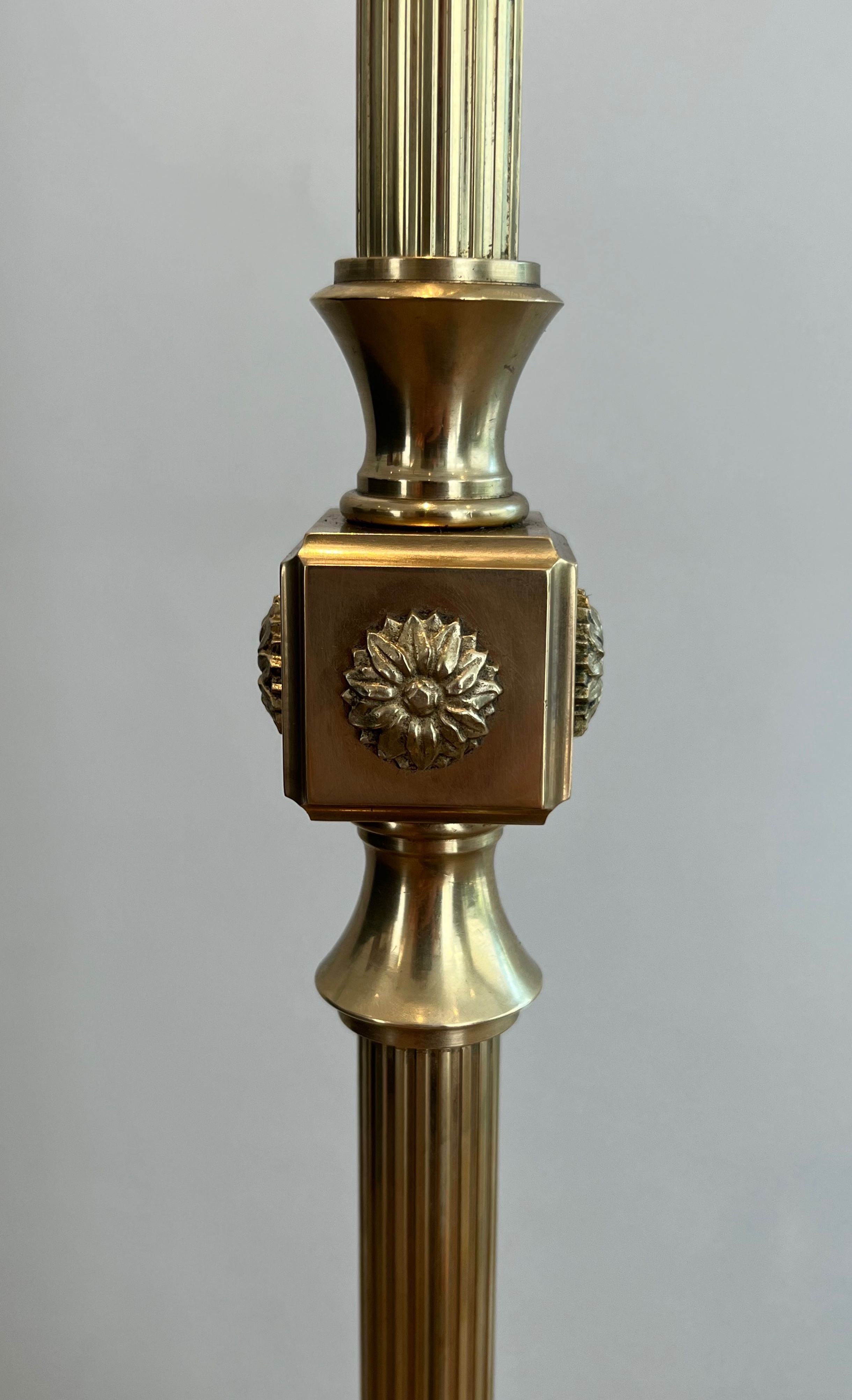 Lampadaire de parquet de style néoclassique en laiton à pieds griffes de la Maison Jansen