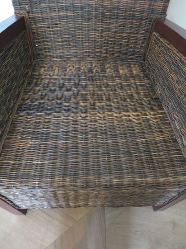 2 fauteuils de style colonial en rotin tressé et bois exotique