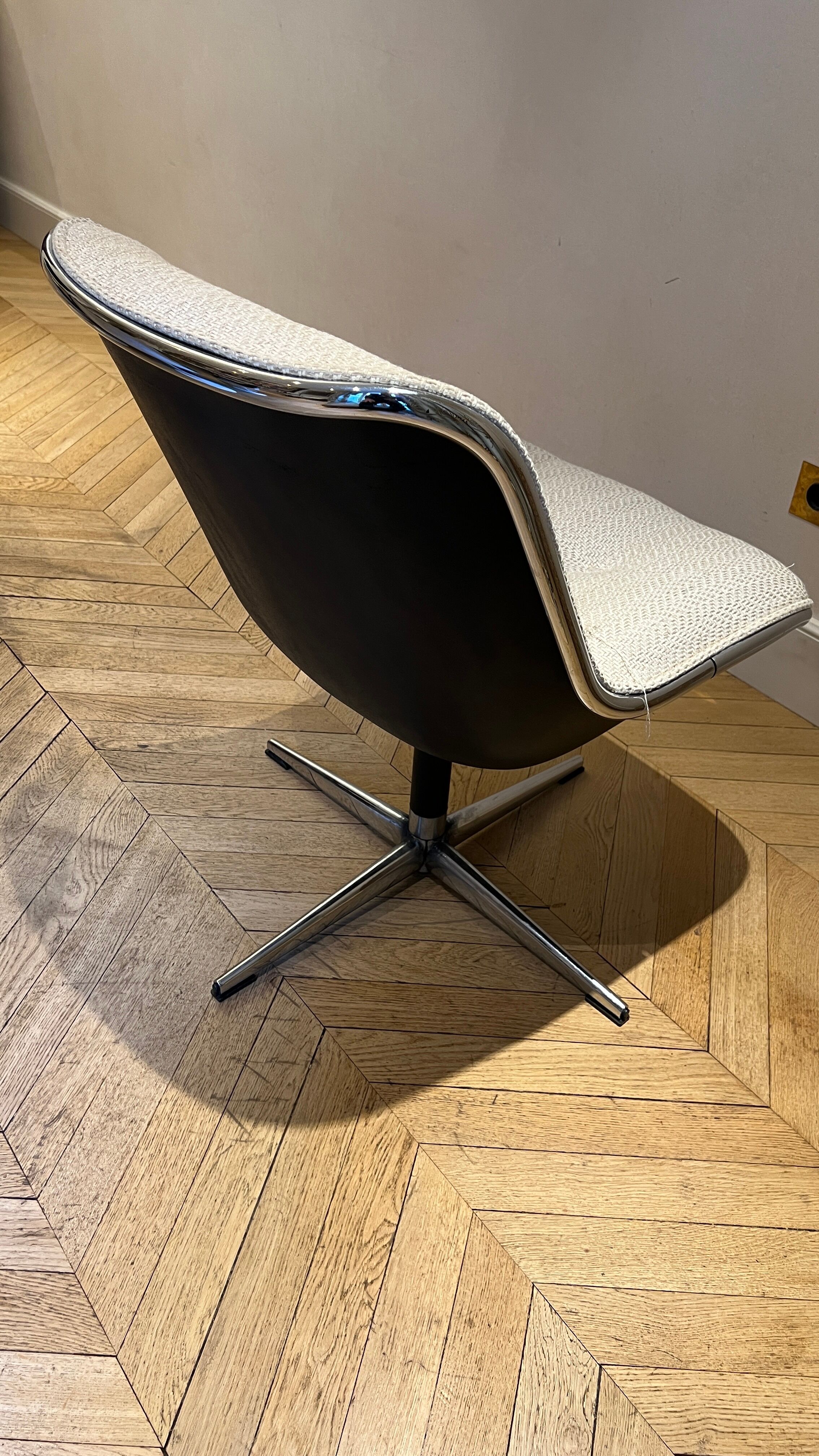 Armchair by Chales Pollock, Knoll edition