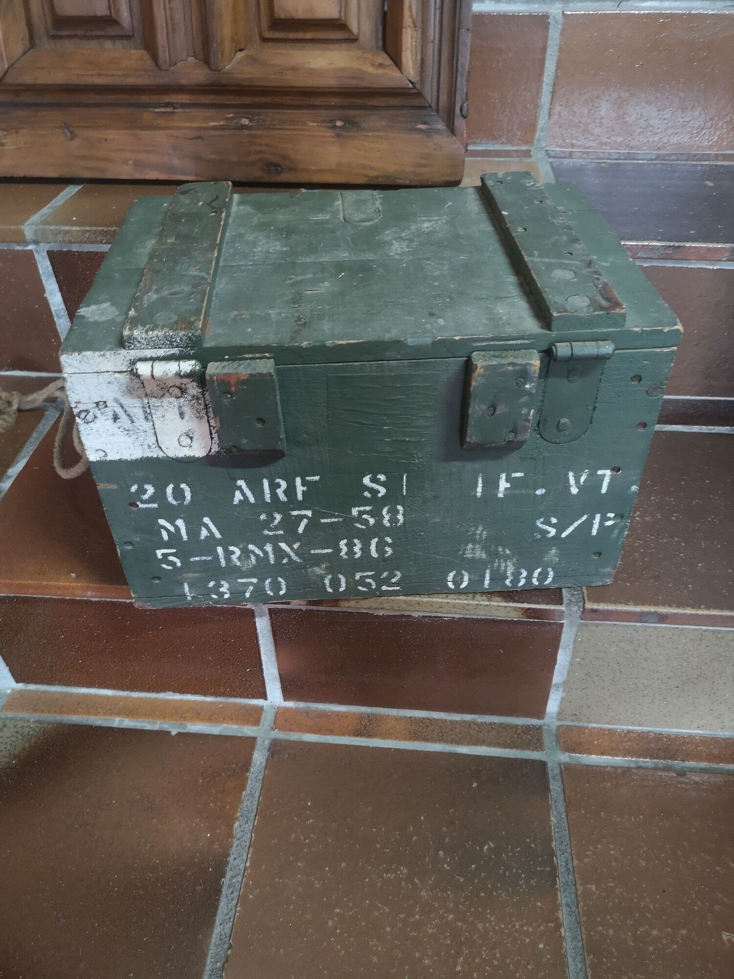 Caisse à Munitions Originale Armée Suisse - Boîte Métal Robuste, étanche, Usage Polyvalent - 11