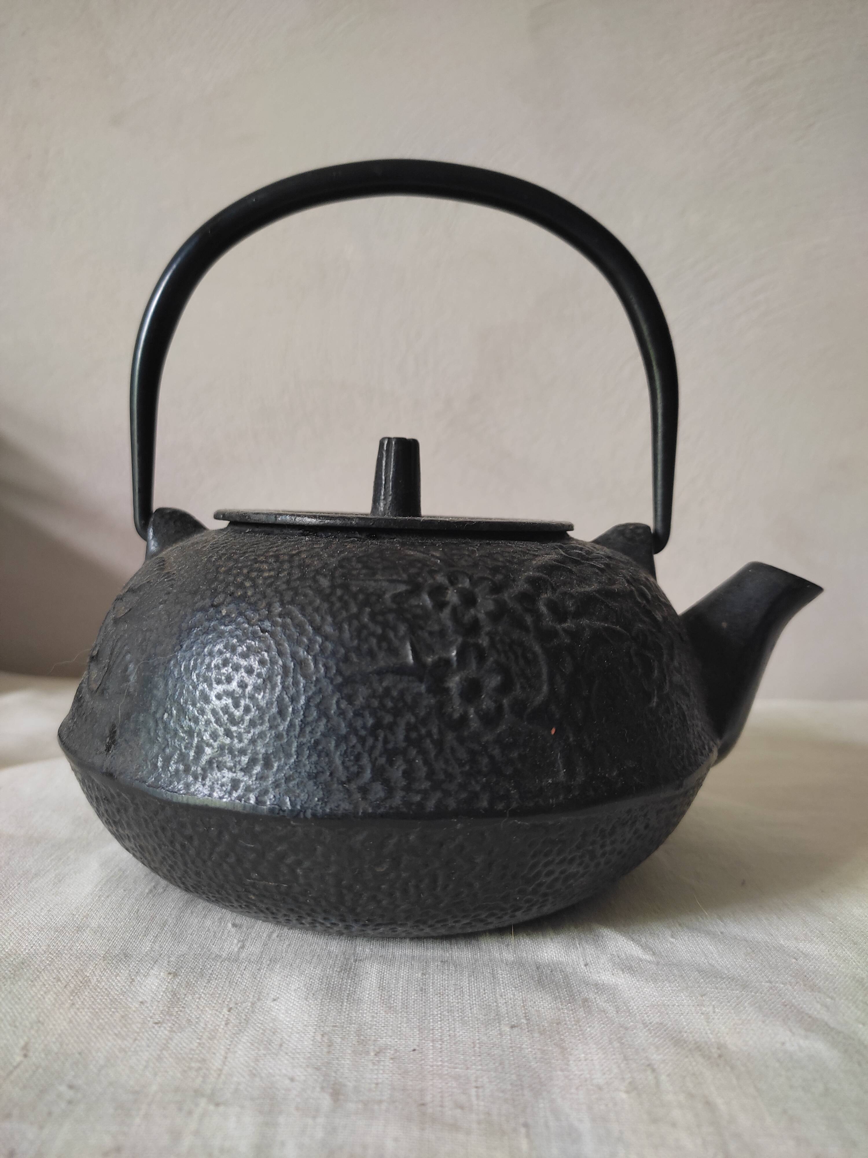 Cast-iron teapot