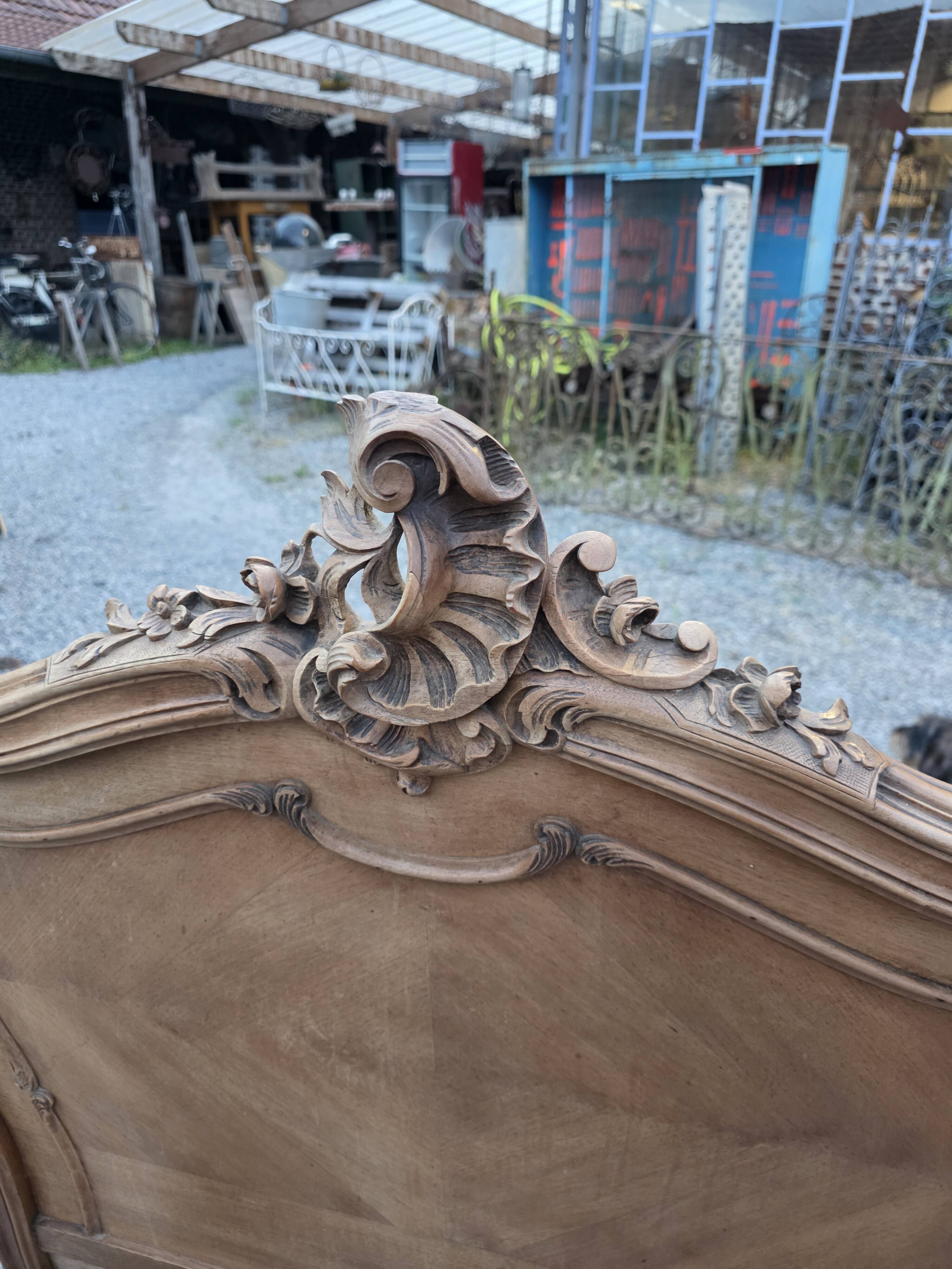 Lit style Louis XV en noyer (1 personne)
