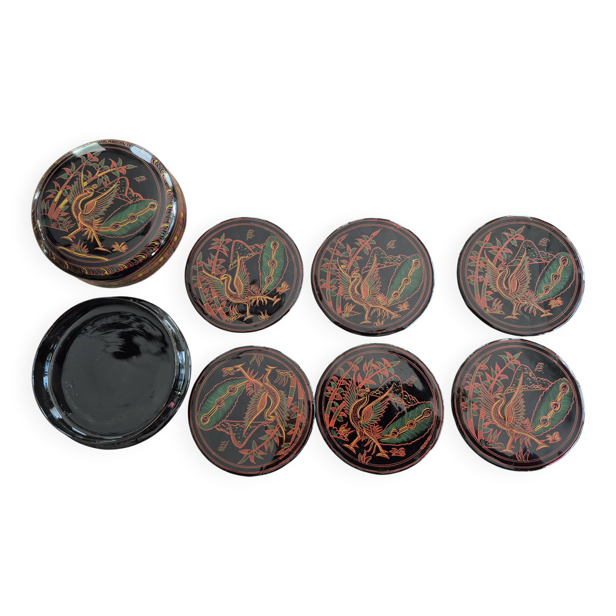 Round box and its 6 lacquered wooden coasters hand-painted.