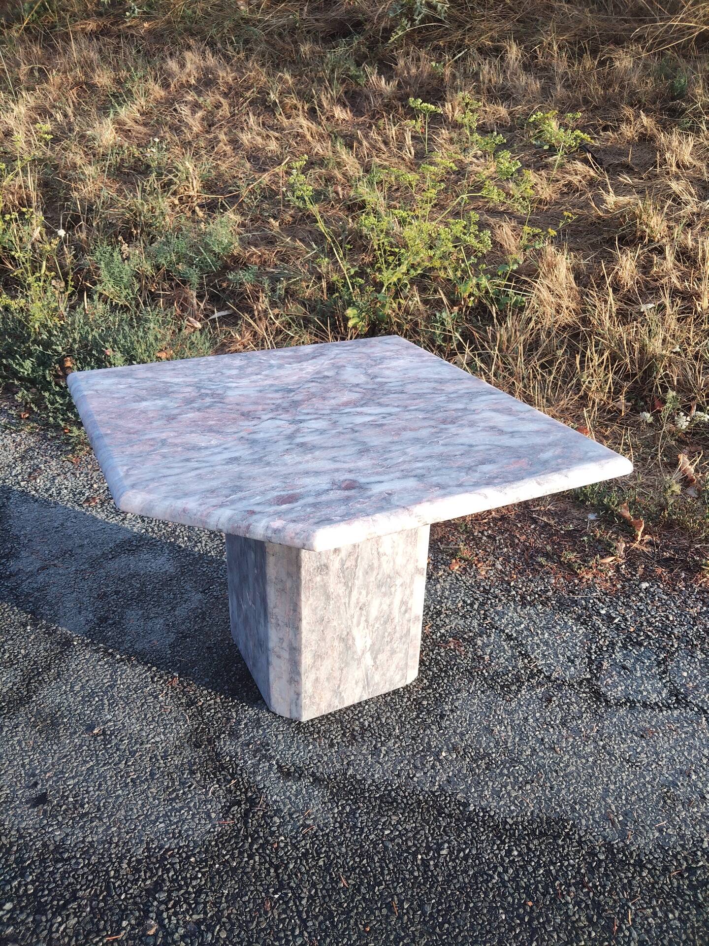 Sculptural coffee table in grey and pink marble – Vintage 1970s/1980s