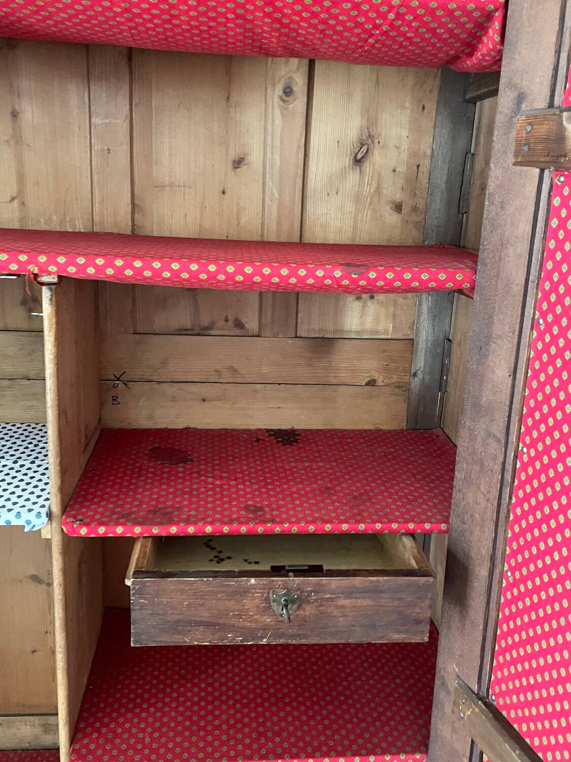 Large solid wood wardrobe from the 1900s-1920s