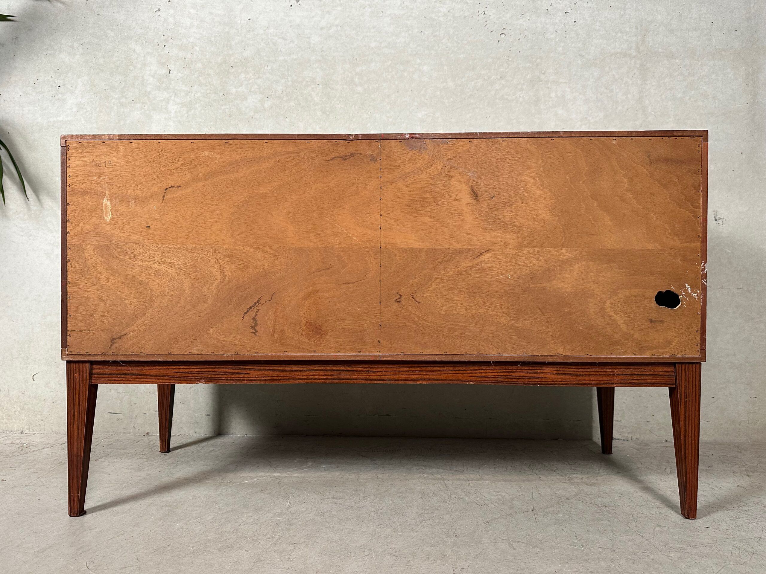 Buffet en noyer de style mid-century moderne
