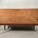 Buffet en noyer de style mid-century moderne