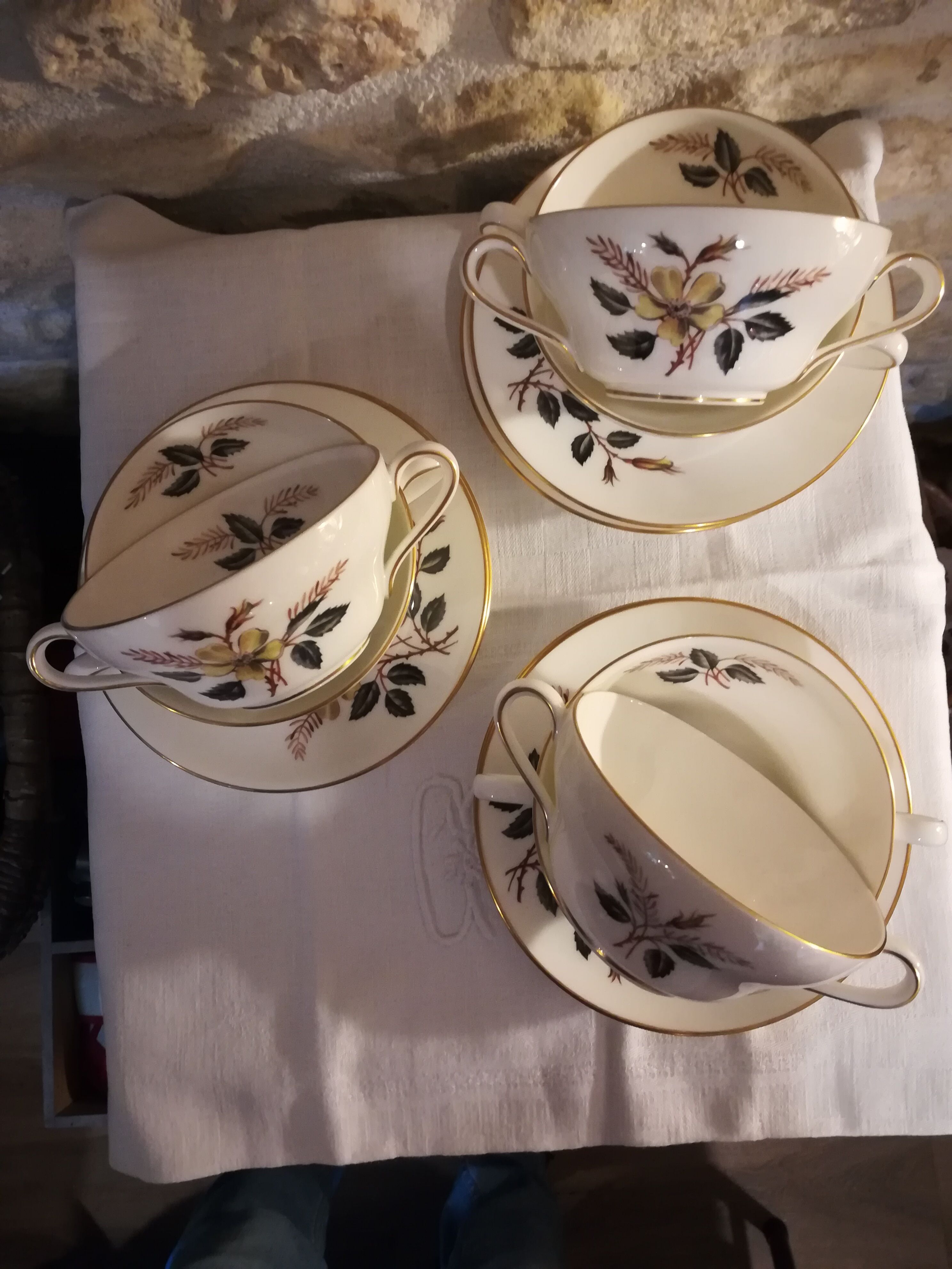 Serving to consume wedgwood bone china - yellow rose - 6 cups with under cups