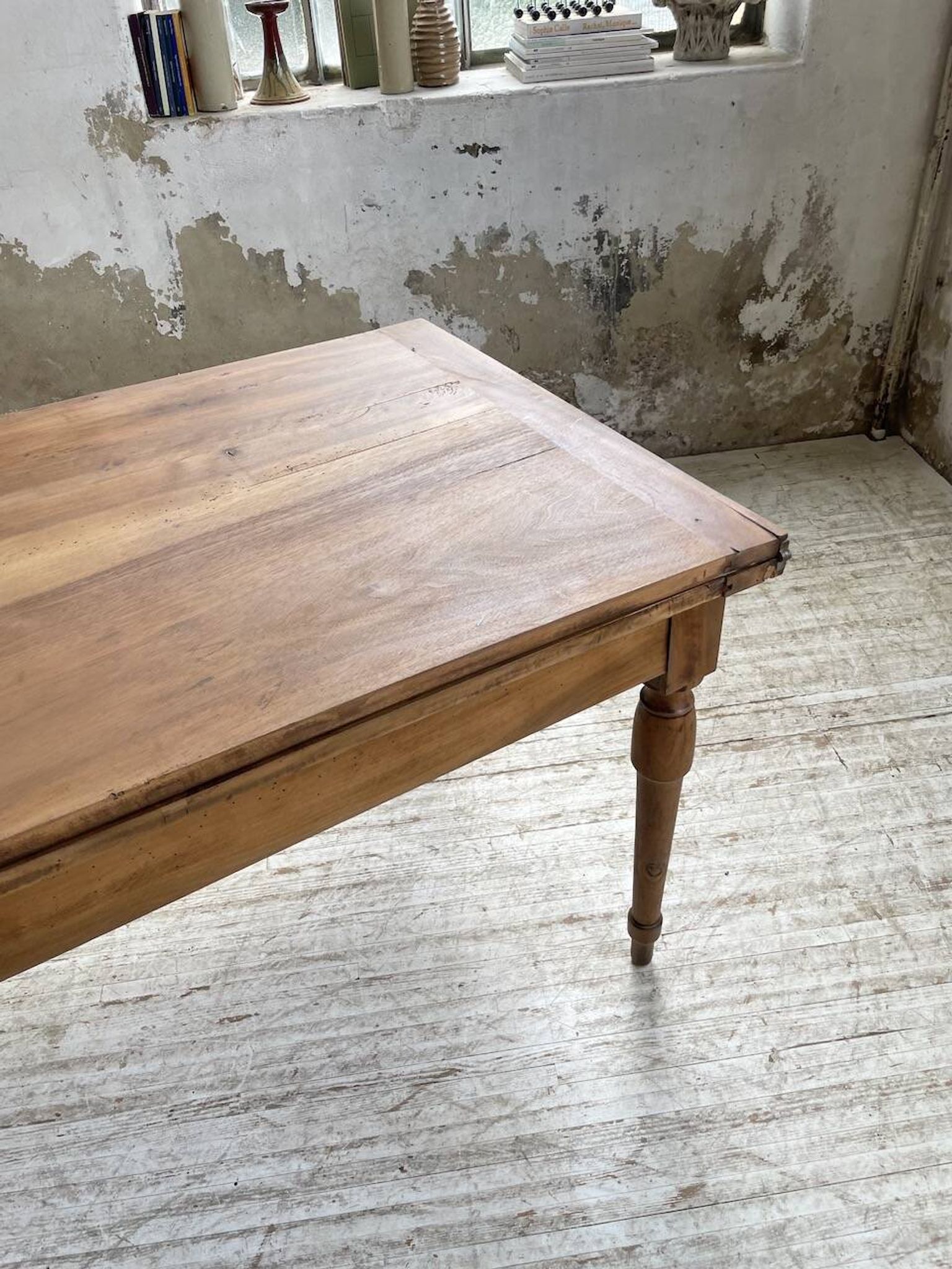 Table de ferme noyer plateau pivotable à allonges